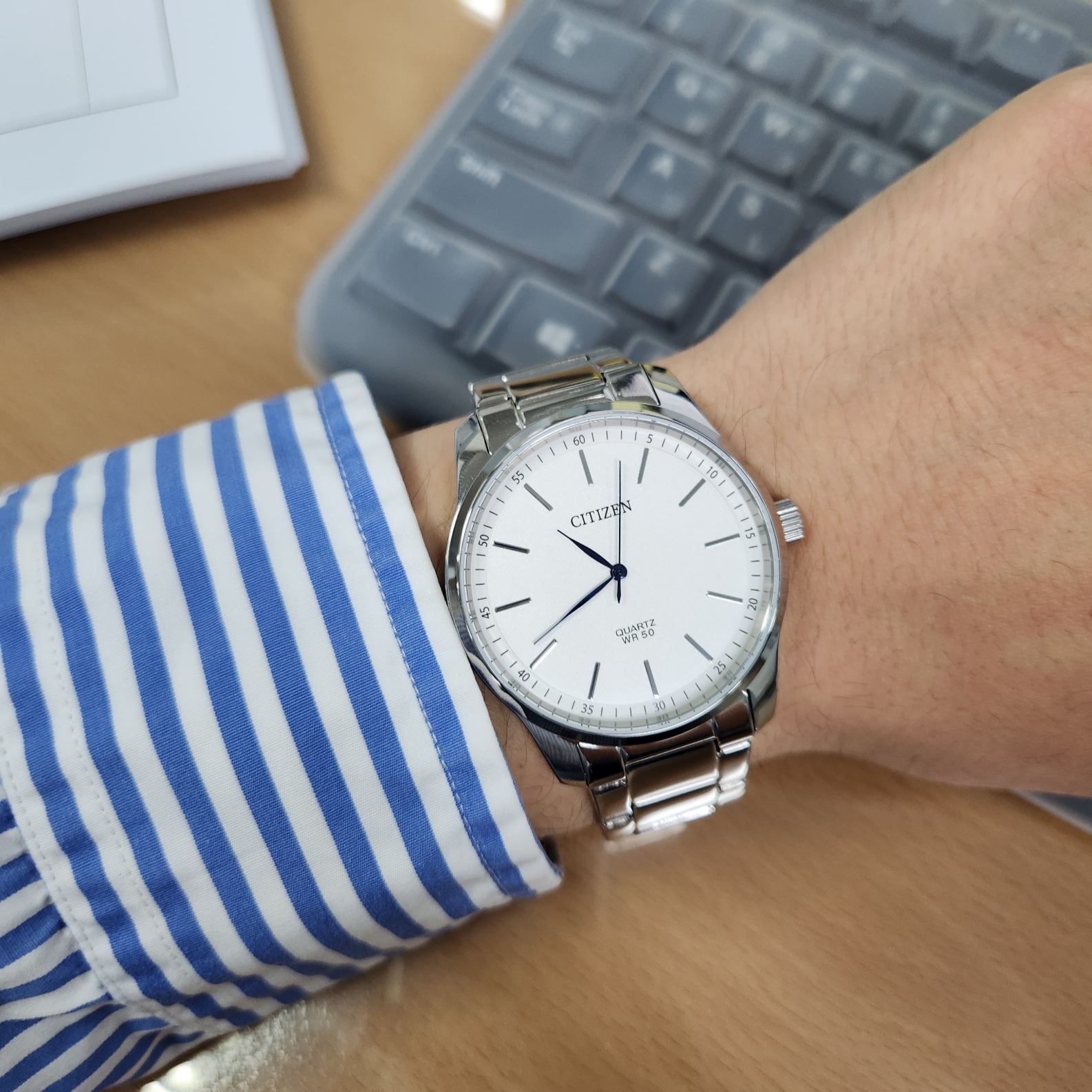 Citizen Quartz 42mm Stainless Steel White Silver 착용 스타일
