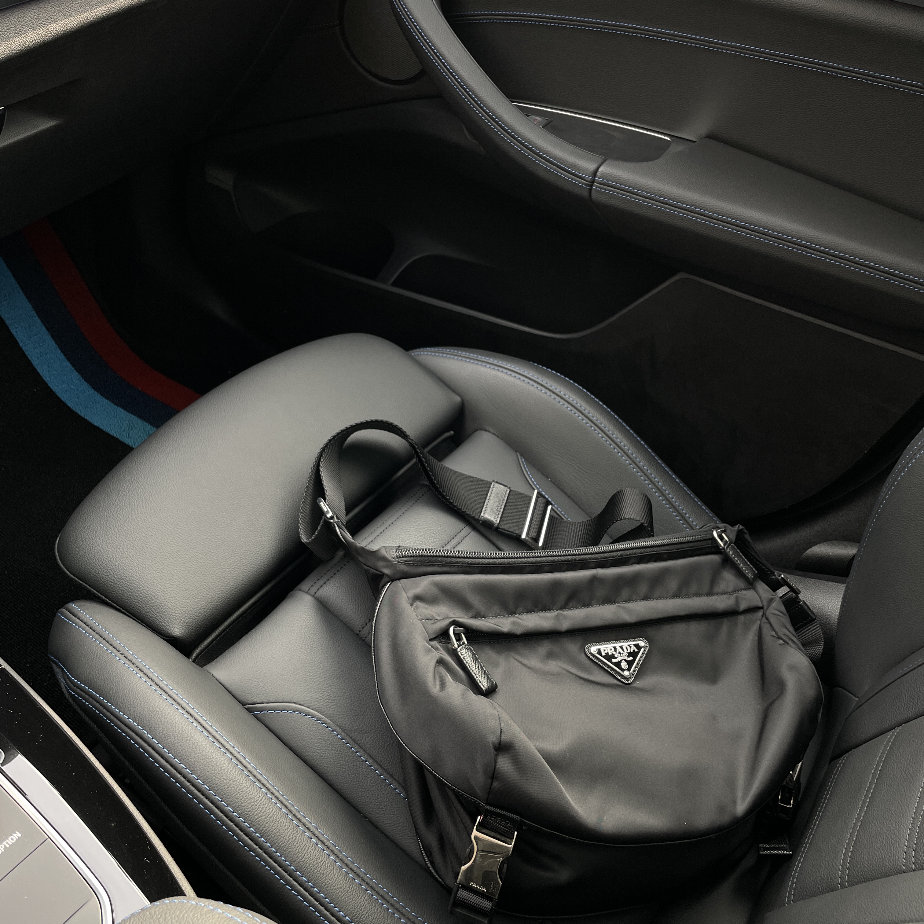 Prada Re-Nylon and Saffiano Leather Shoulder Bag Black, Jordan 1 Low Golf Wolf Grey 착용 스타일 - 1