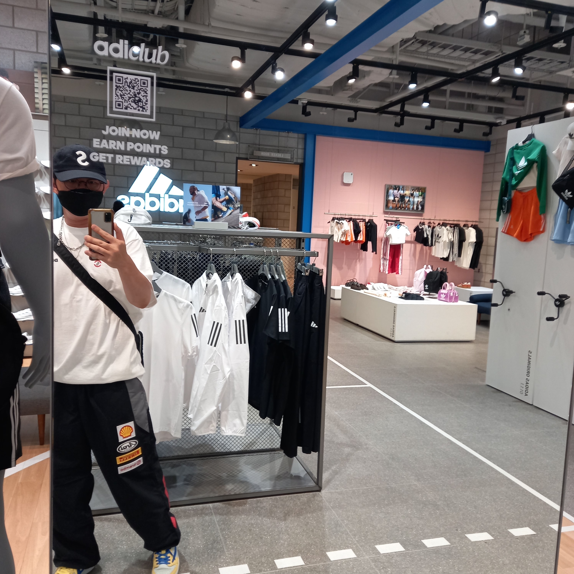 Supreme x Ducati Logos T-Shirt White - 24SS, Supreme x Ducati Track Pants Black - 24SS 착용 스타일 - 5
