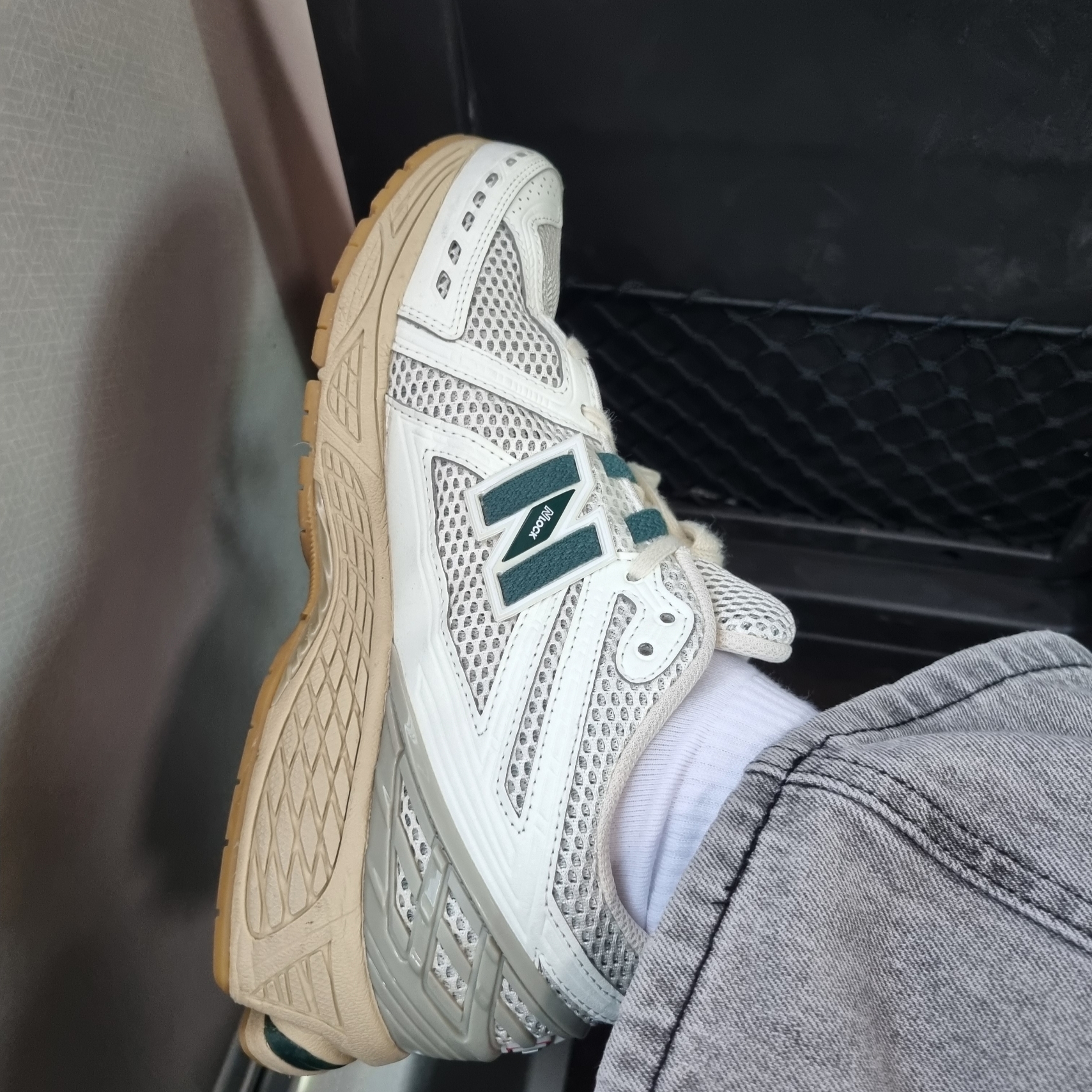 New Balance 1906R Silver Green 착용 스타일