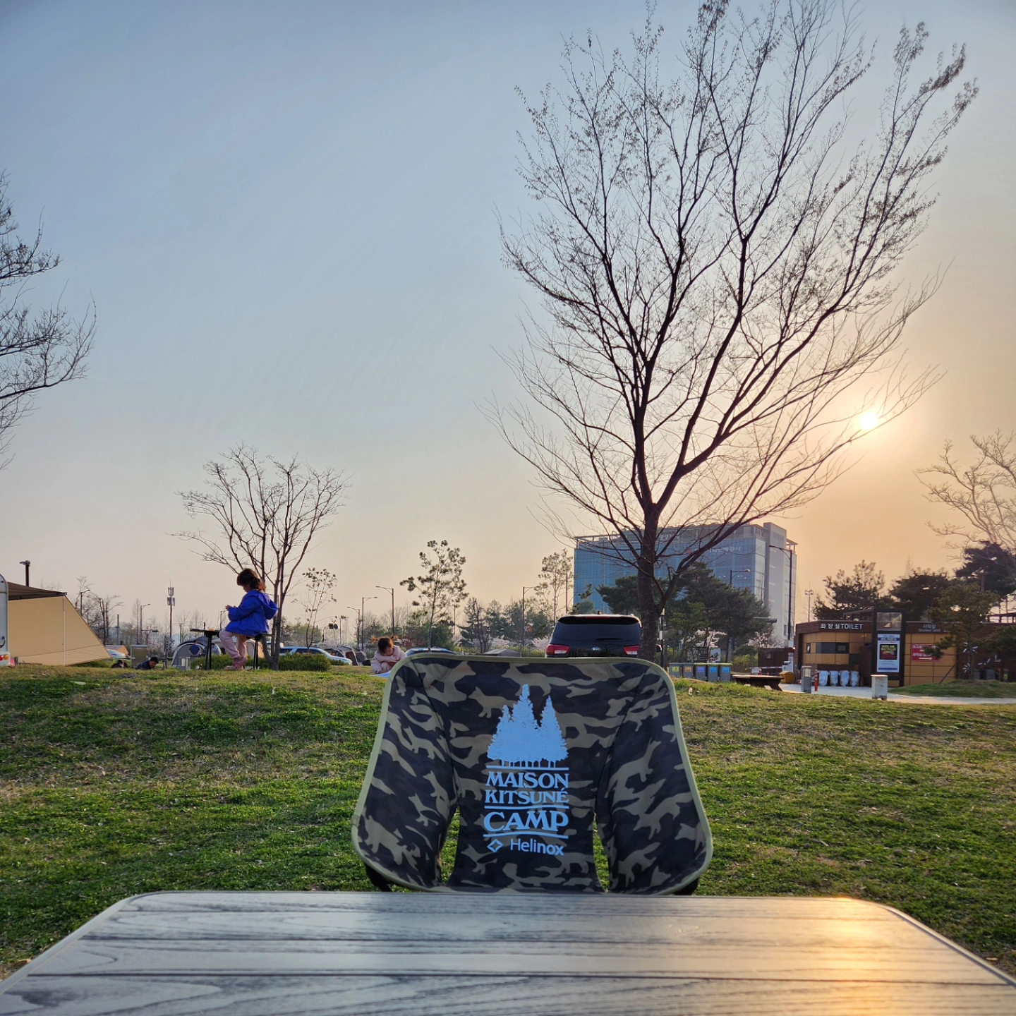 Helinox x Maison Kitsune Chair L MK Camo 착용 스타일 - 2