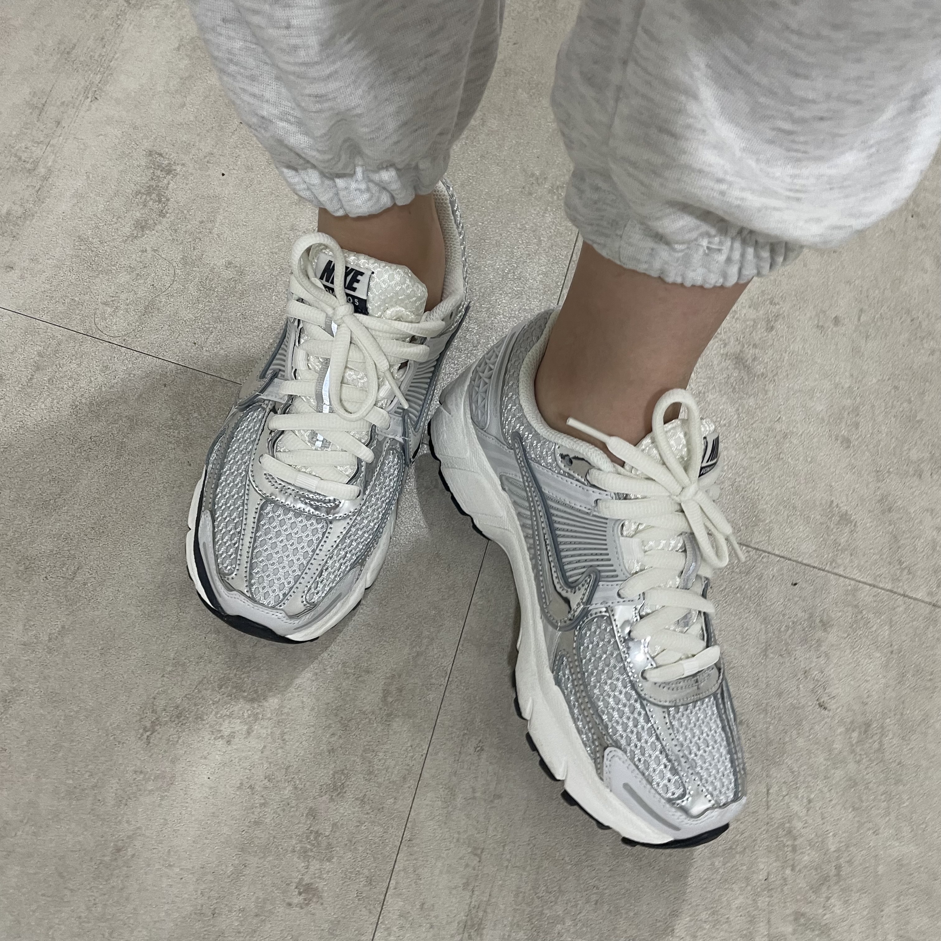 (W) Nike Zoom Vomero 5 Photon Dust and Metallic Silver 착용 스타일 - 2