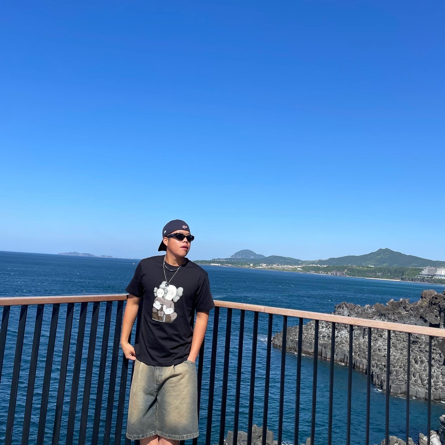 Uniqlo UT x Kaws Short Sleeve Graphic T-Shirt Black, Keen Jasper Suede Sneakers Silver Mink 착용 스타일 - 1