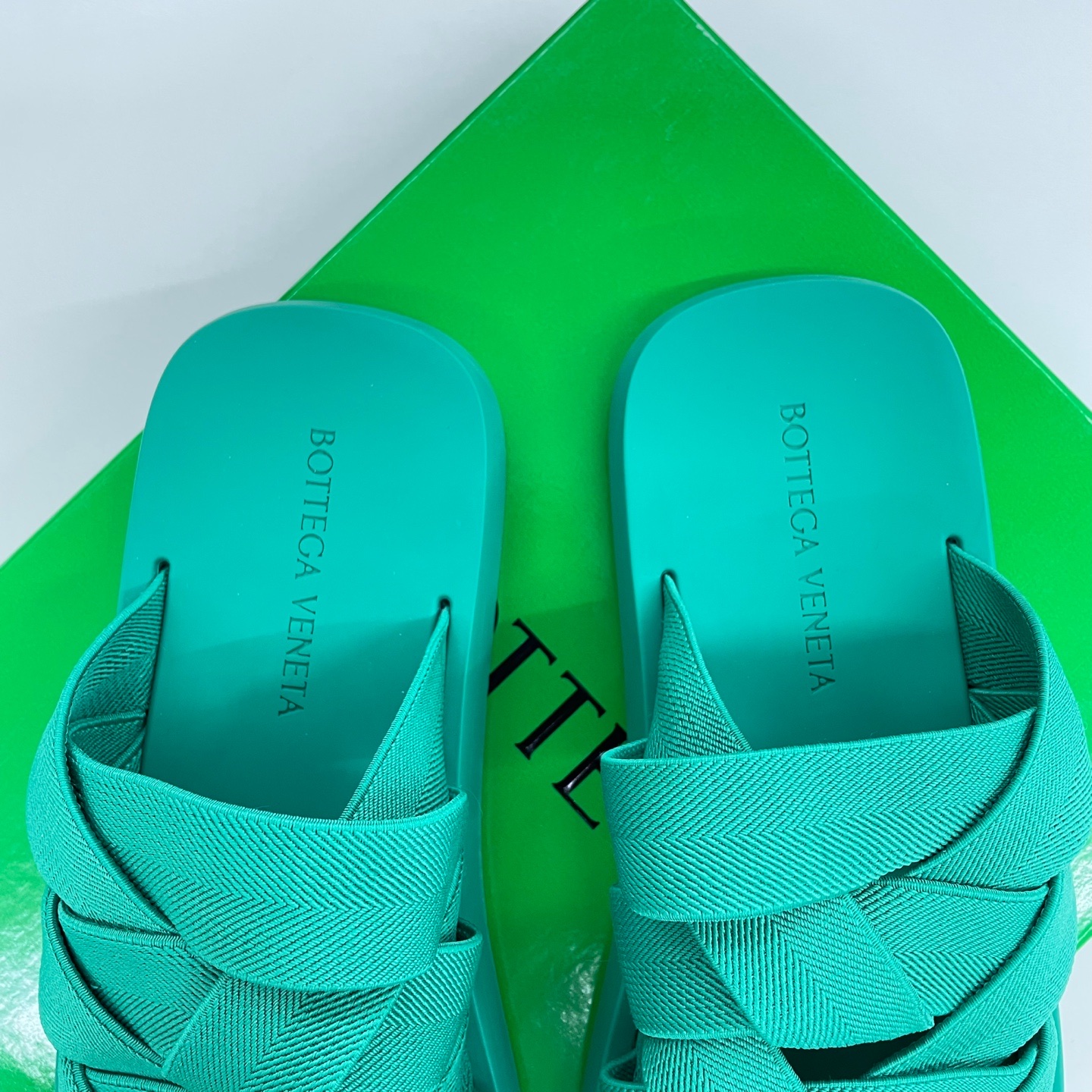 Bottega Veneta Plat Mule Acid Turquoise 착용 스타일 - 2