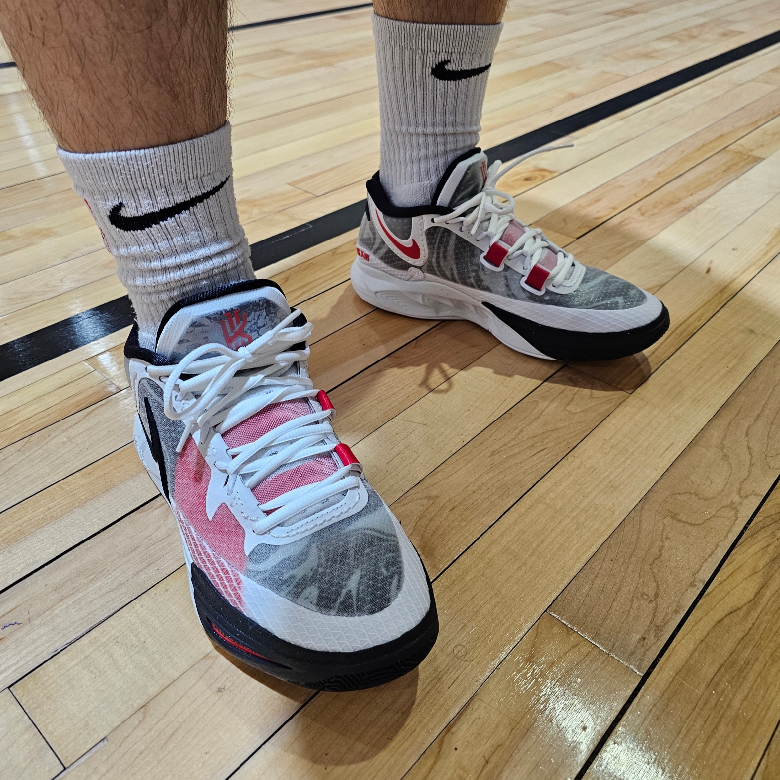 Nike Kyrie 8 White University Red 착용 스타일 - 1