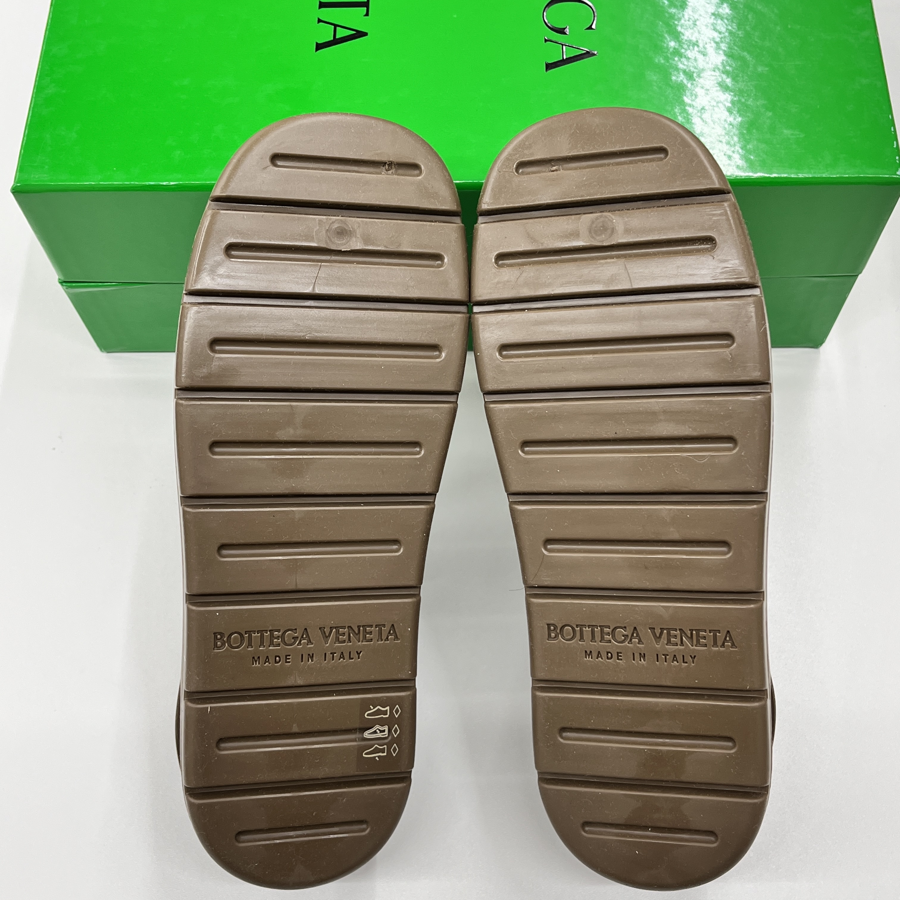 (W) Bottega Veneta Puddle Sandals Ebony 착용 스타일 - 4
