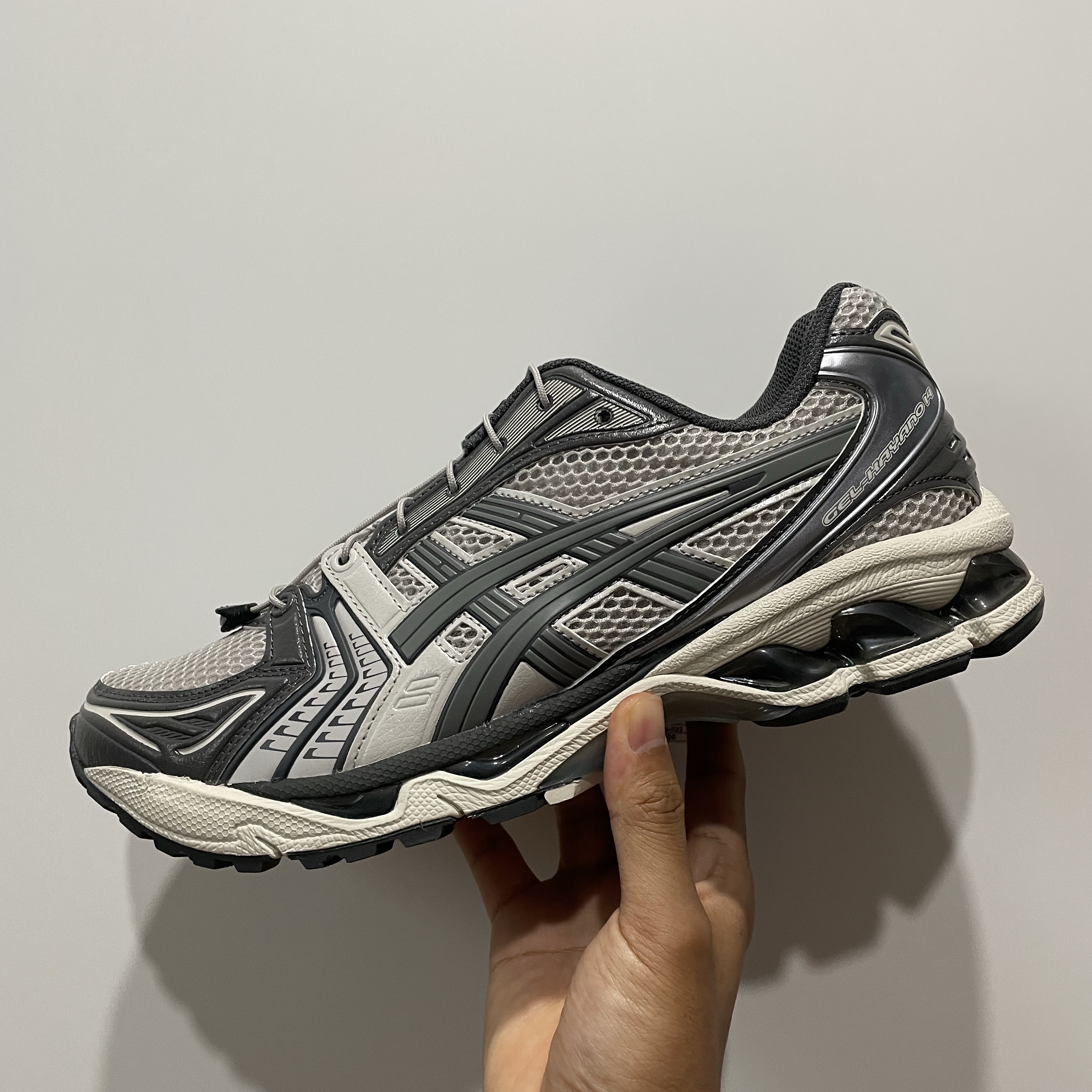 Asics Unlimited Gel-Kayano 14 Oyster Grey Clay Grey 착용 스타일
