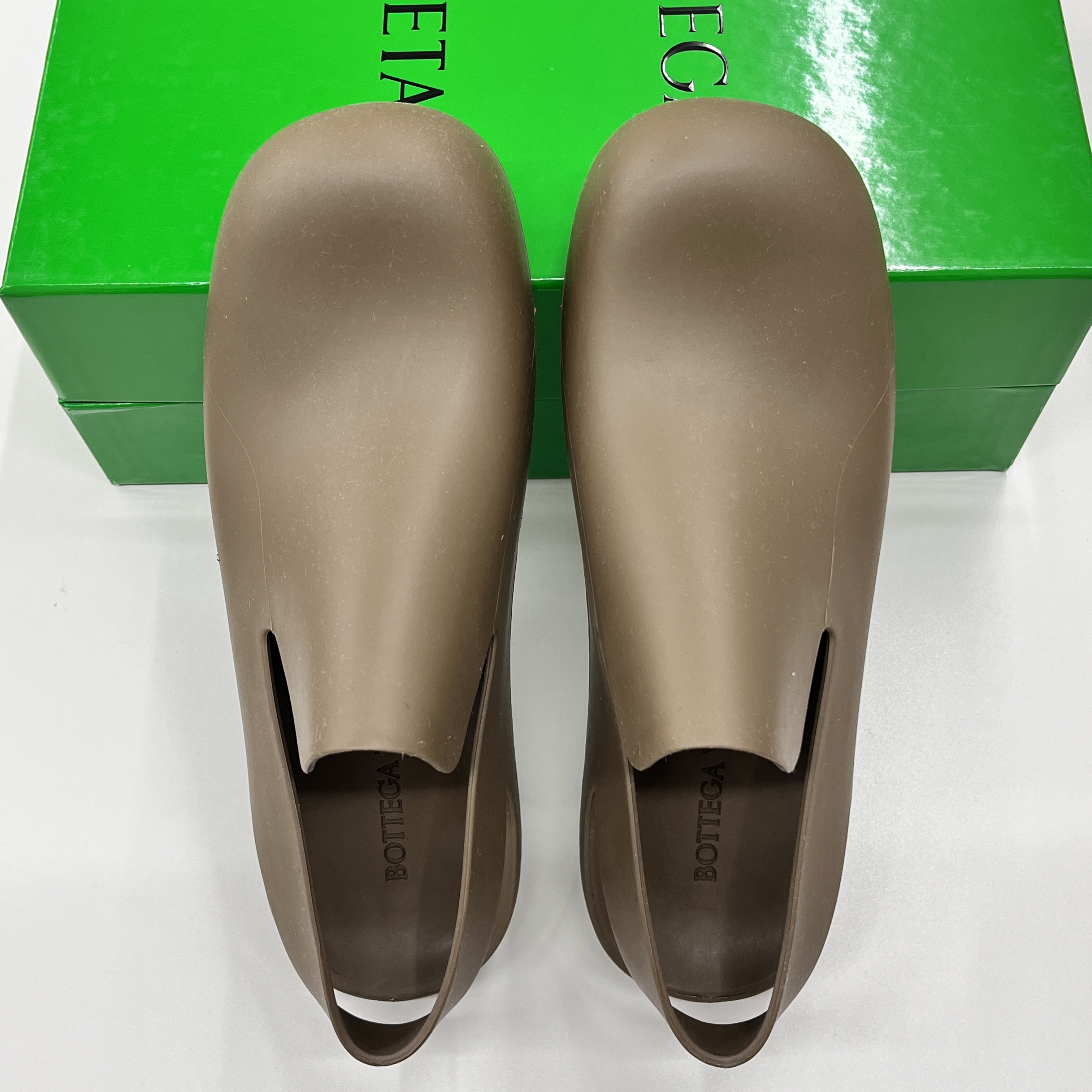 (W) Bottega Veneta Puddle Sandals Ebony 착용 스타일 - 3