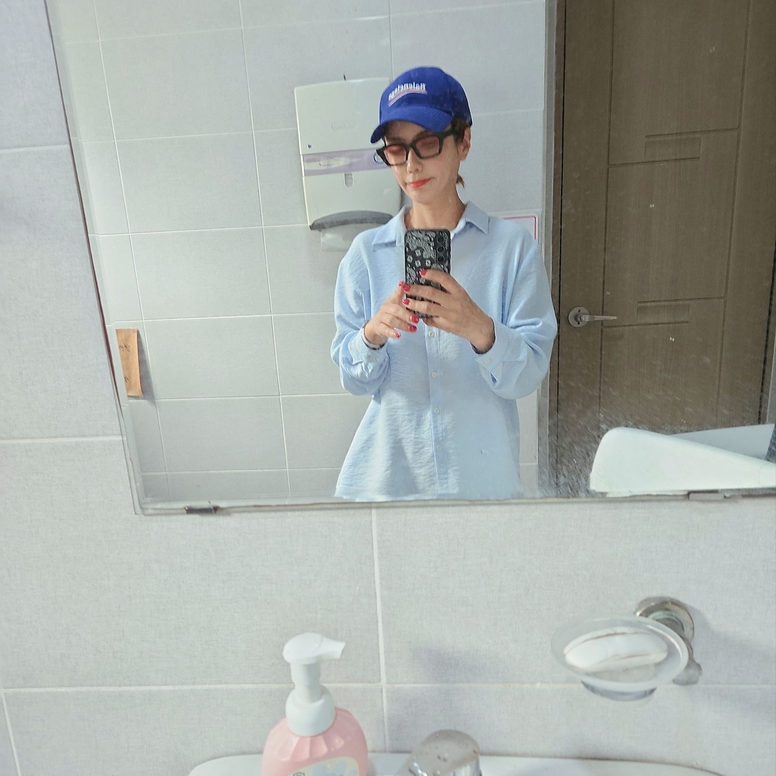 Balenciaga Political Campaign Cap Blue, (W) Hermes Egerie Sandal Noir 착용 스타일 - 5
