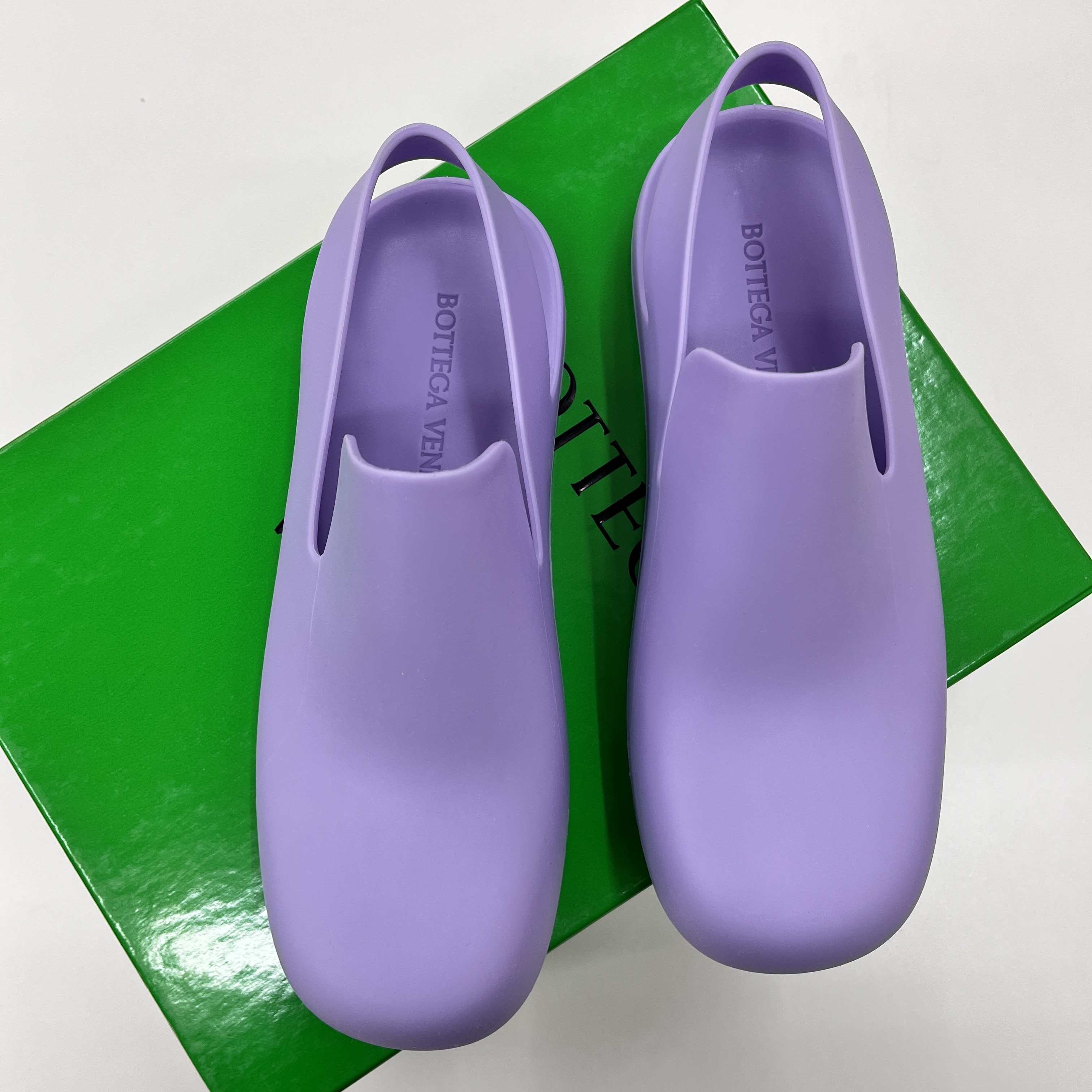 (W) Bottega Veneta Puddle Sandals Wisteria 착용 스타일 - 2