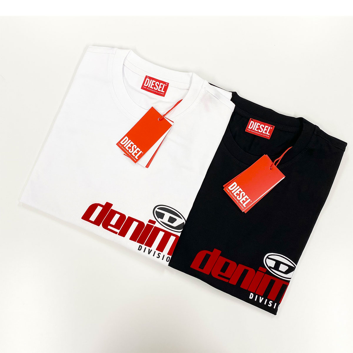 Diesel T-Diegor-L14 T-Shirt with Shiny Flocked Print White, Diesel T-Diegor-L14 T-Shirt with Shiny Flocked Print Black 착용 스타일 - 1