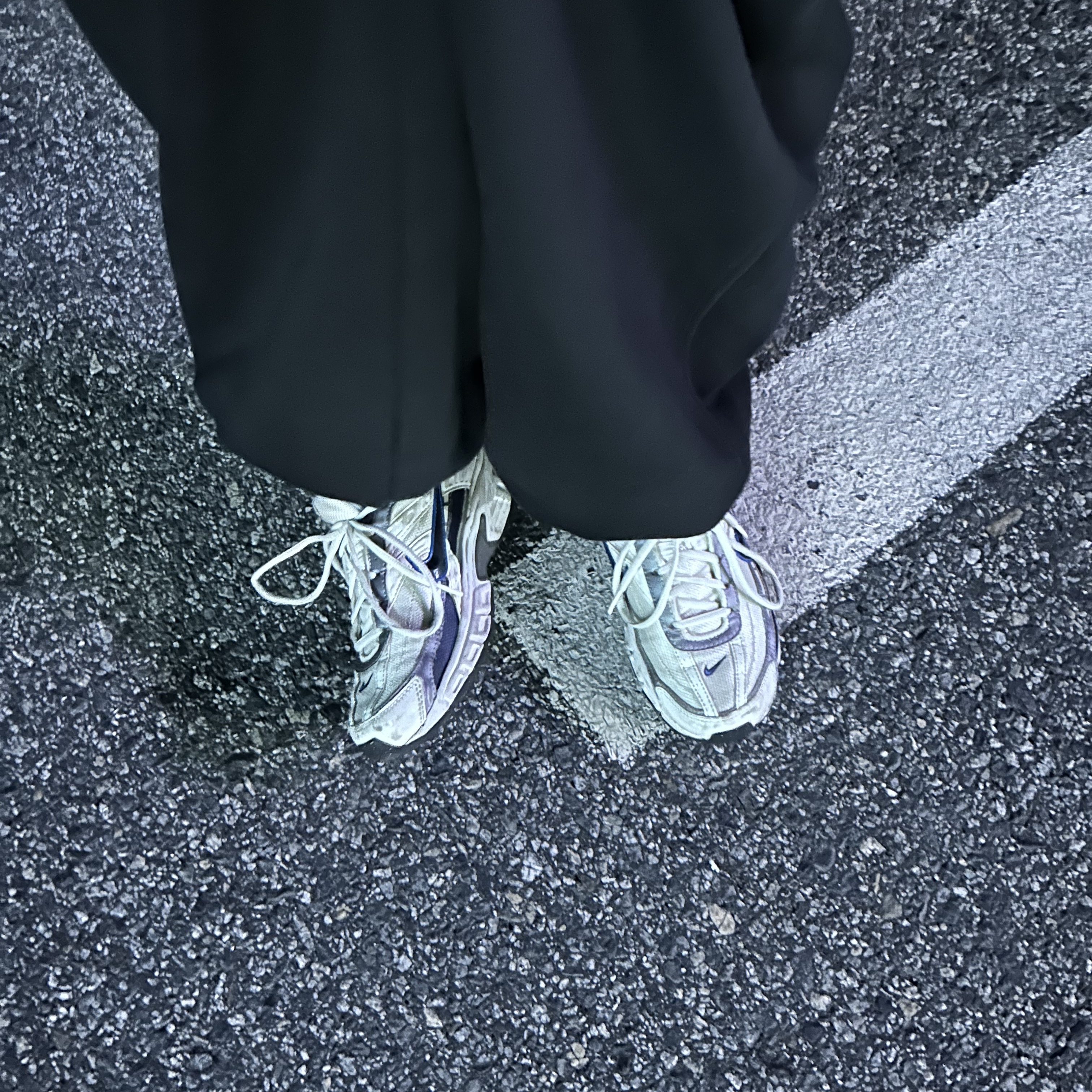 Nike Initiator White Obsidian Metallic Cool Grey 착용 스타일