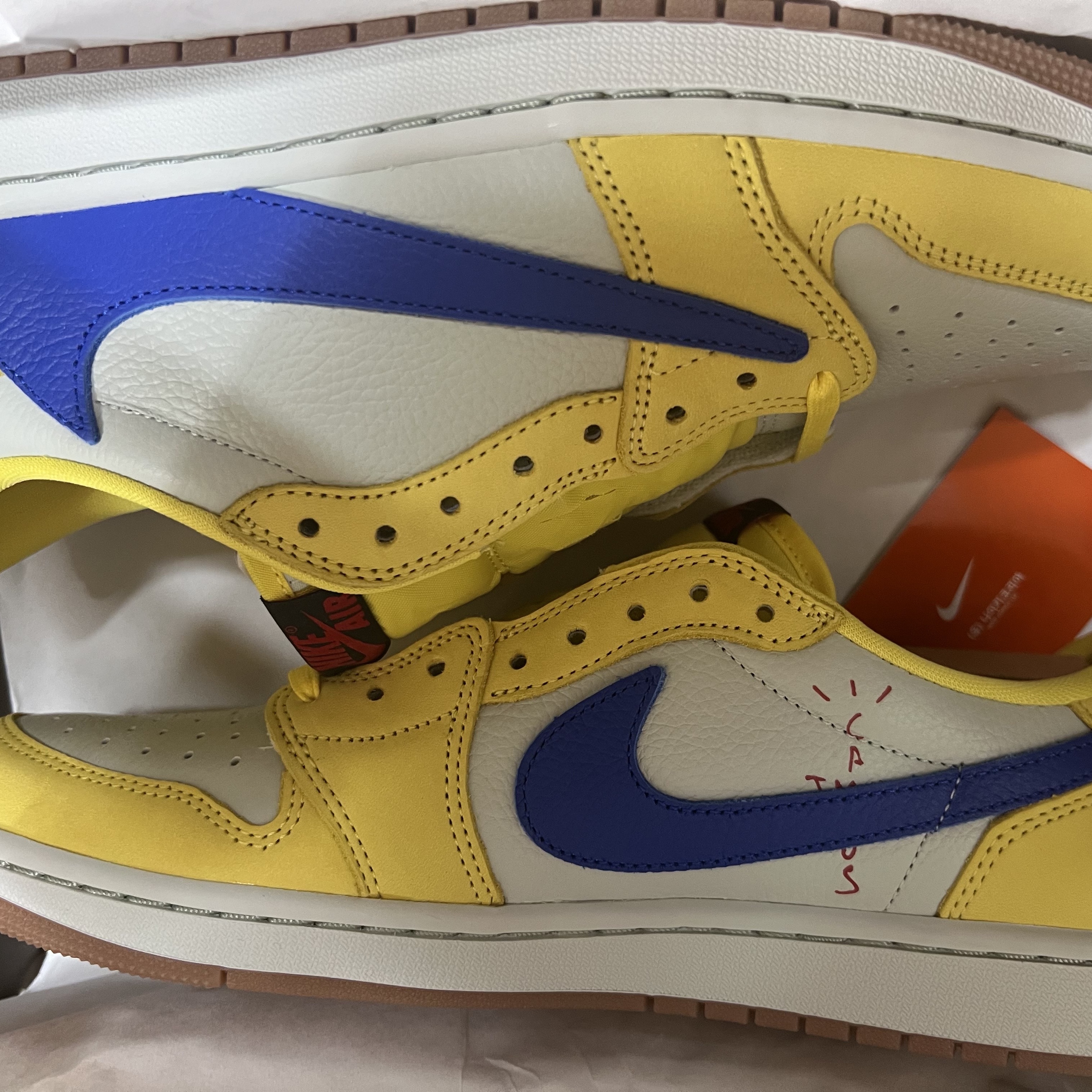 (W) Jordan 1 x Travis Scott Retro Low OG SP Canary 착용 스타일