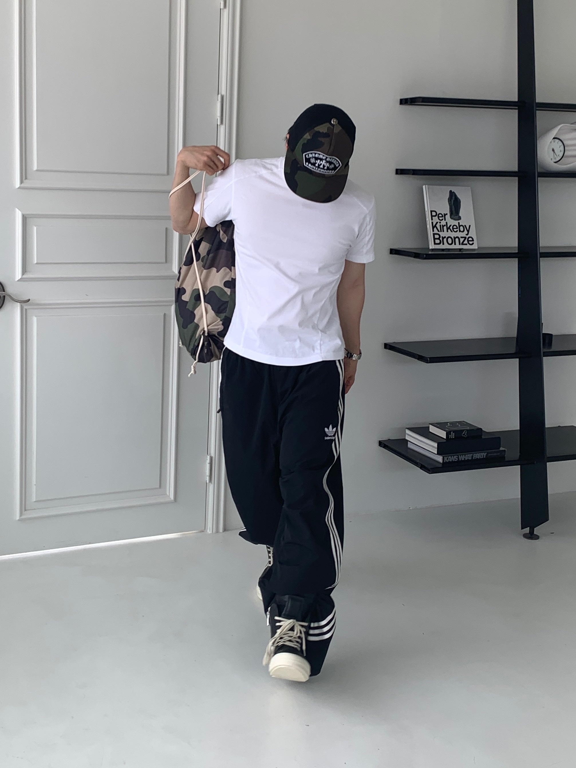 Chrome Hearts King Taco Mesh Trucker Hat Camo, Rick Owens Geobasket Full Grain Calf Leather Strobe Sneakers Black Milk White 착용 스타일 - 7