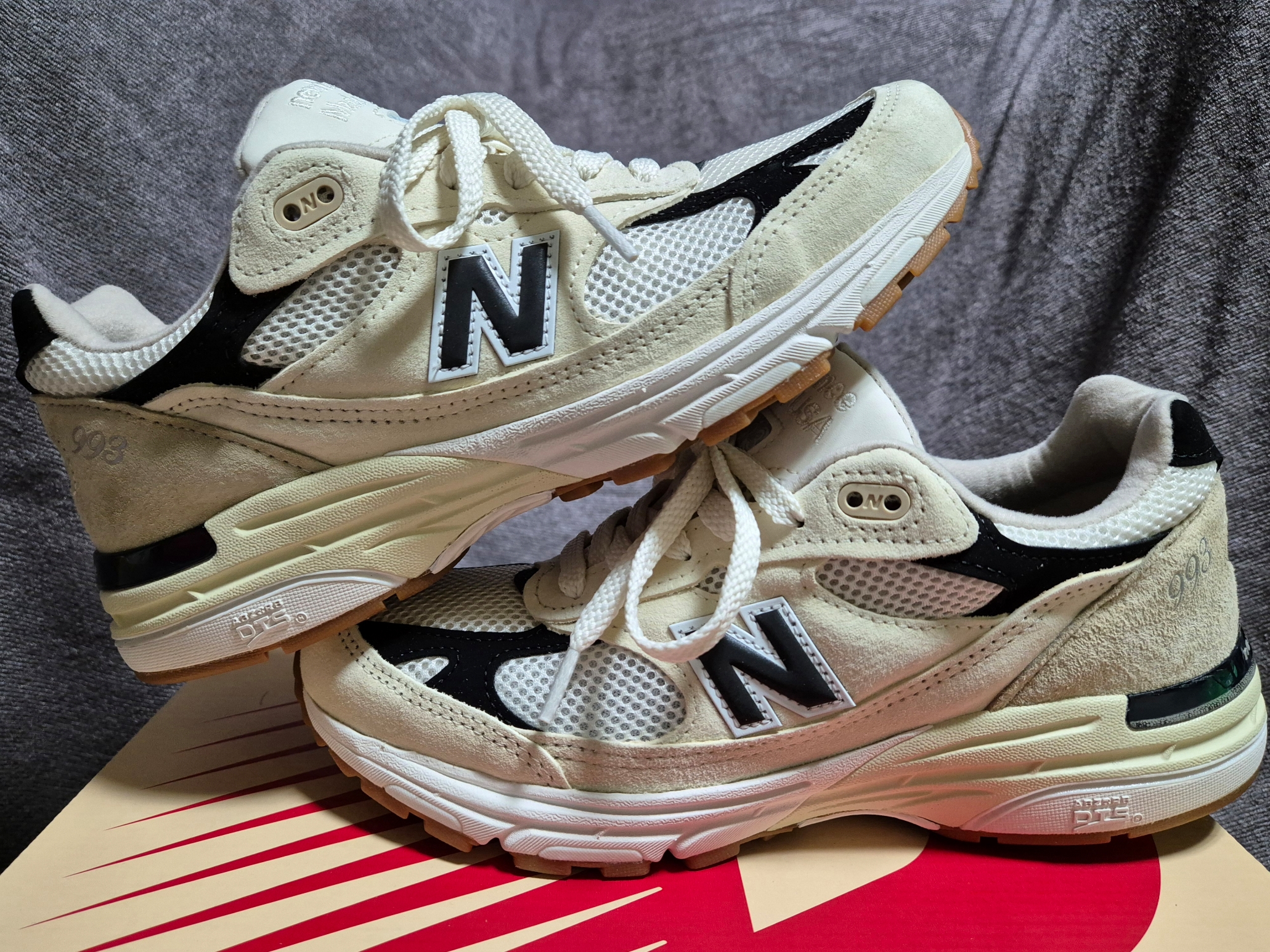 New Balance 993 Made in USA Sea Salt Black 착용 스타일 - 1