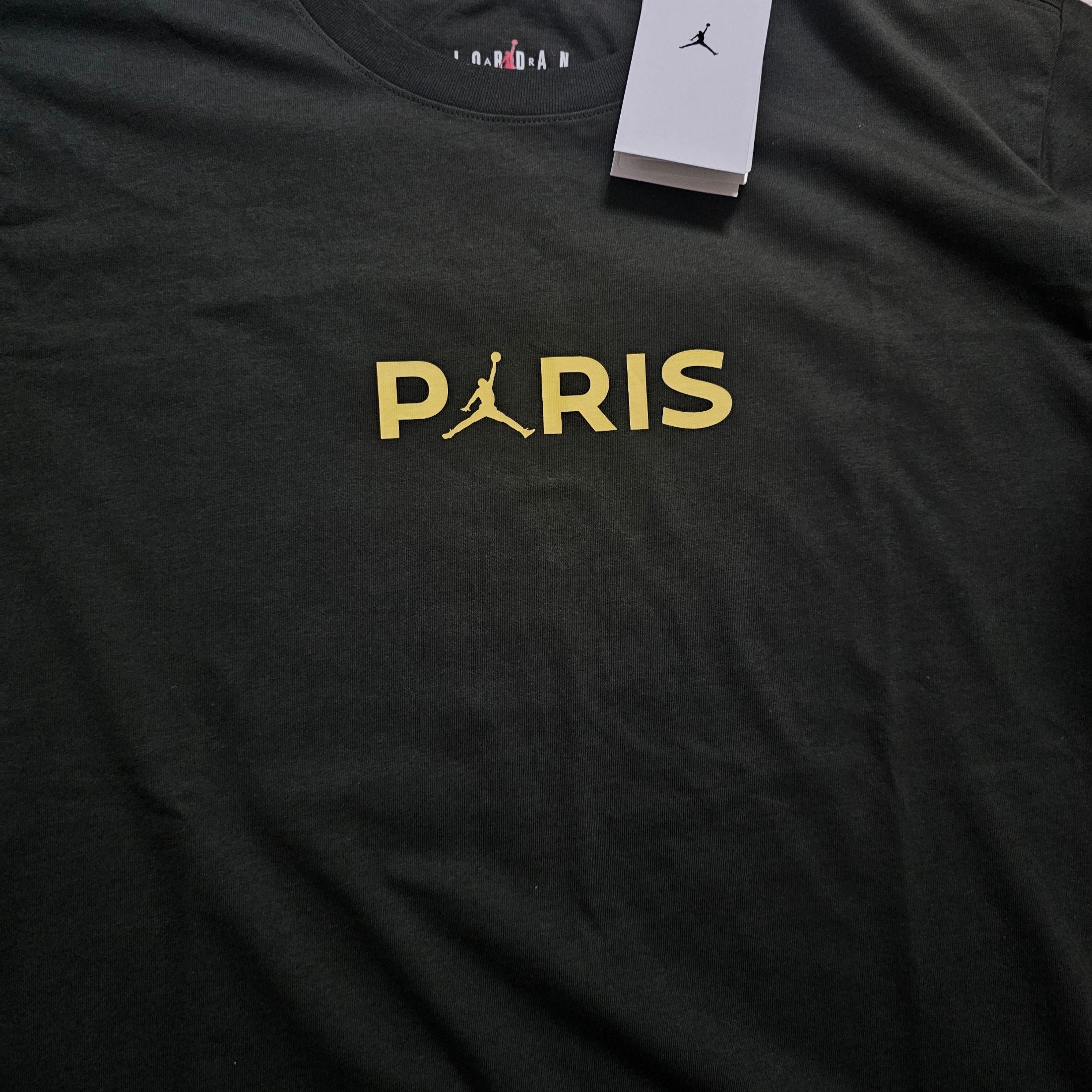 Jordan x Paris Saint-Germain T-Shirt Sequoia Saturn Gold - Asia 착용 스타일 - 2