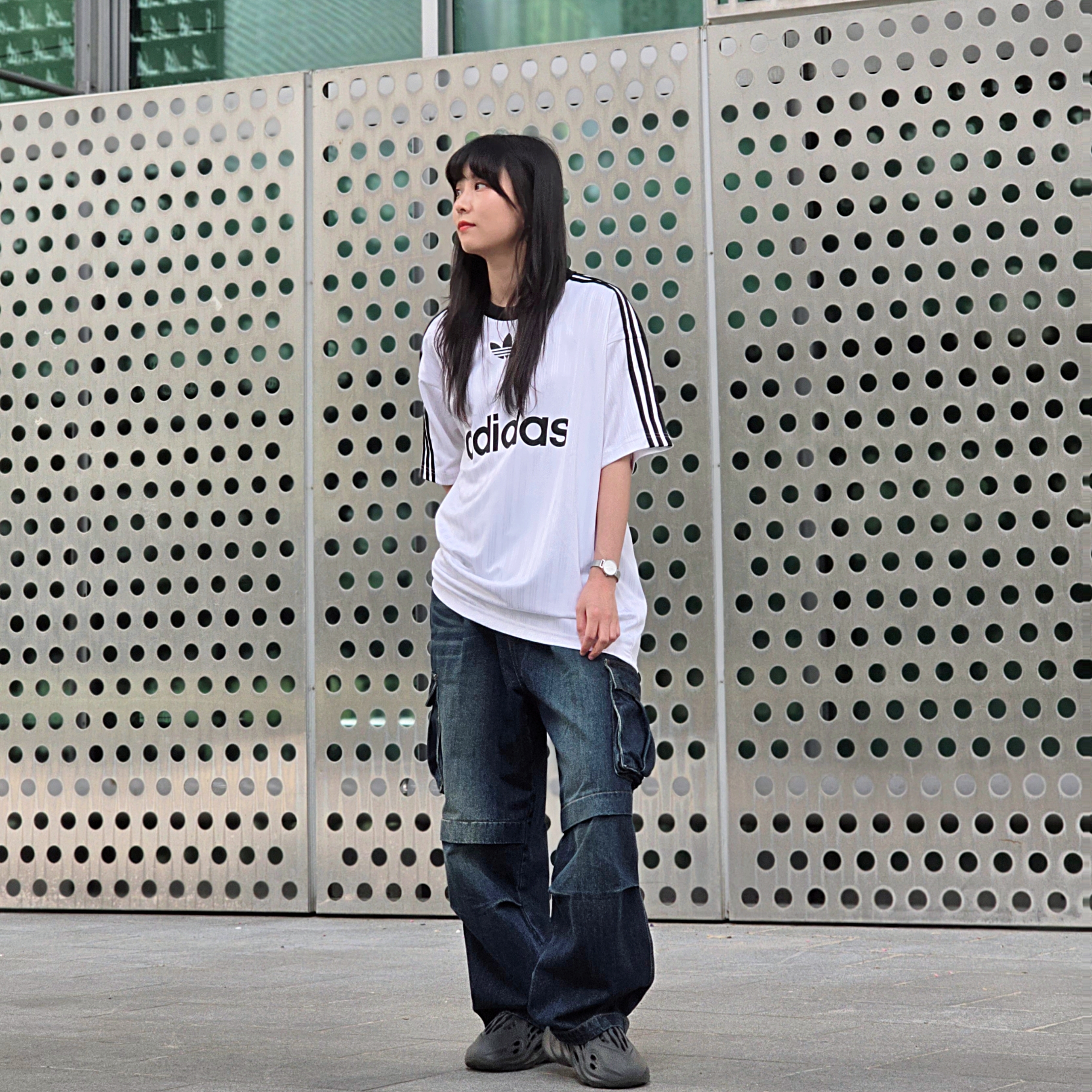 Adidas Adicolor T-Shirt White Black - KR Sizing, Adidas Yeezy Foam RNNR Onyx 착용 스타일 - 3