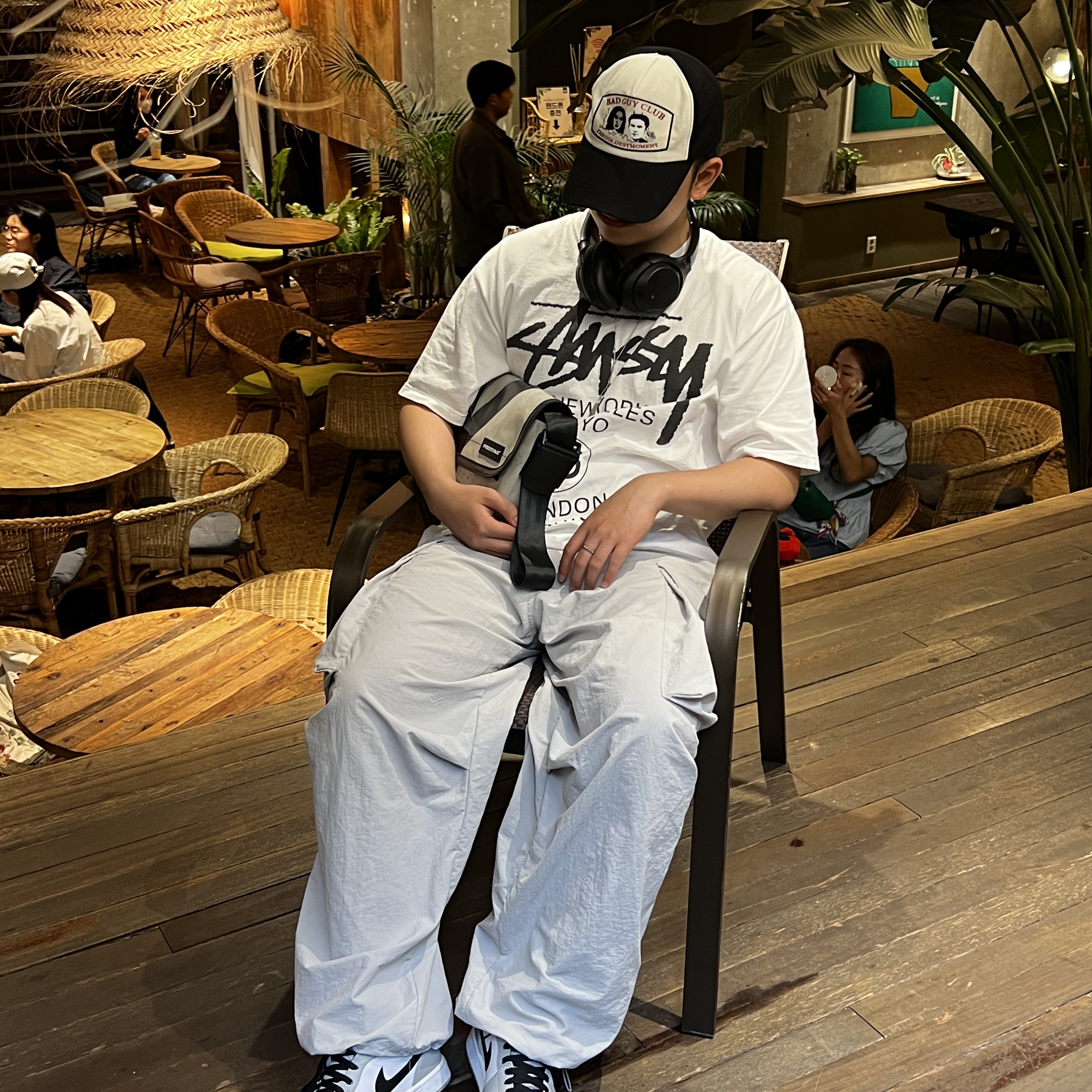 Stussy World Tour T-Shirt White 2024,2025, Jordan 1 Mid Light Smoke Grey 착용 스타일 - 2
