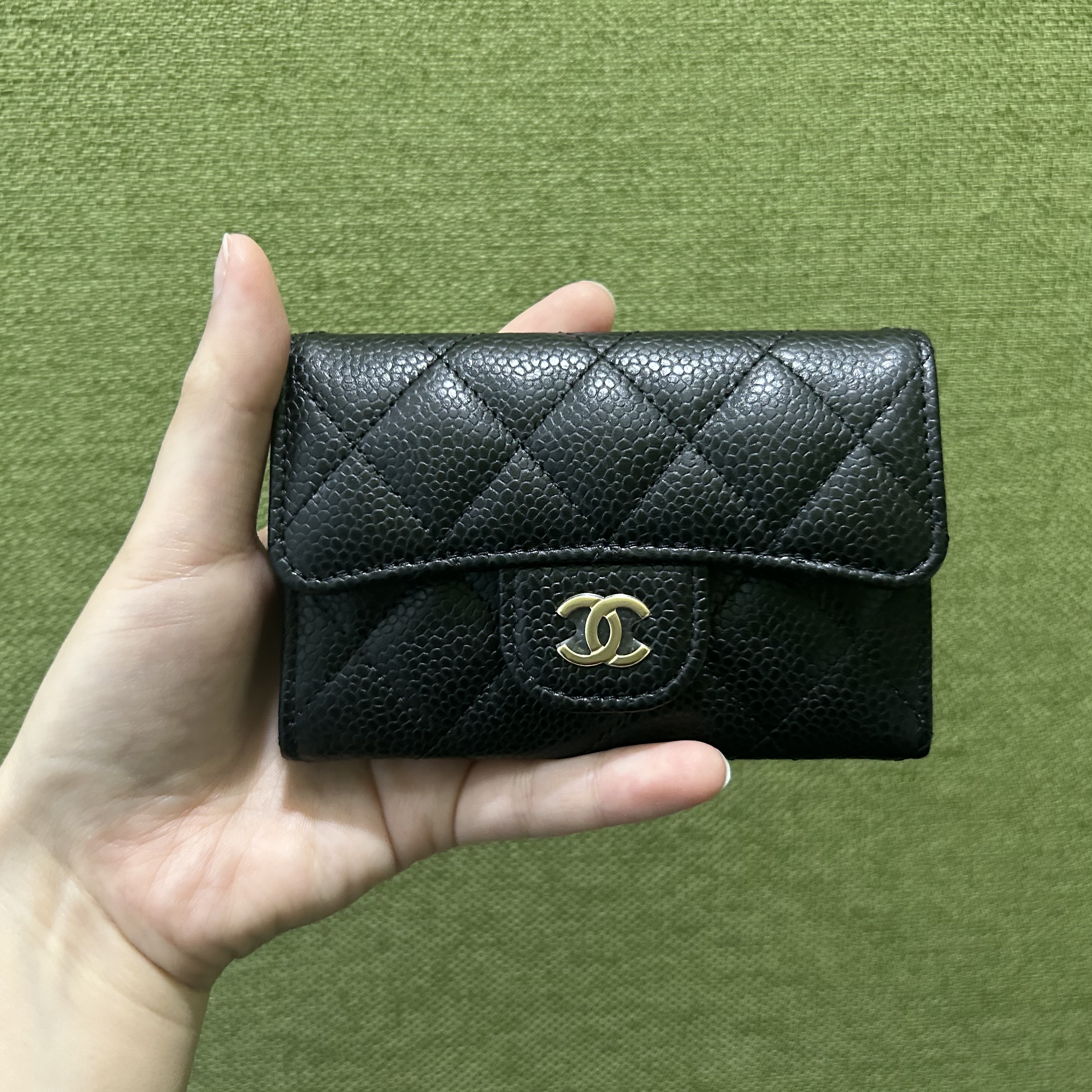 Chanel Classic Card Holder Grained Calfskin & Gold Black 착용 스타일