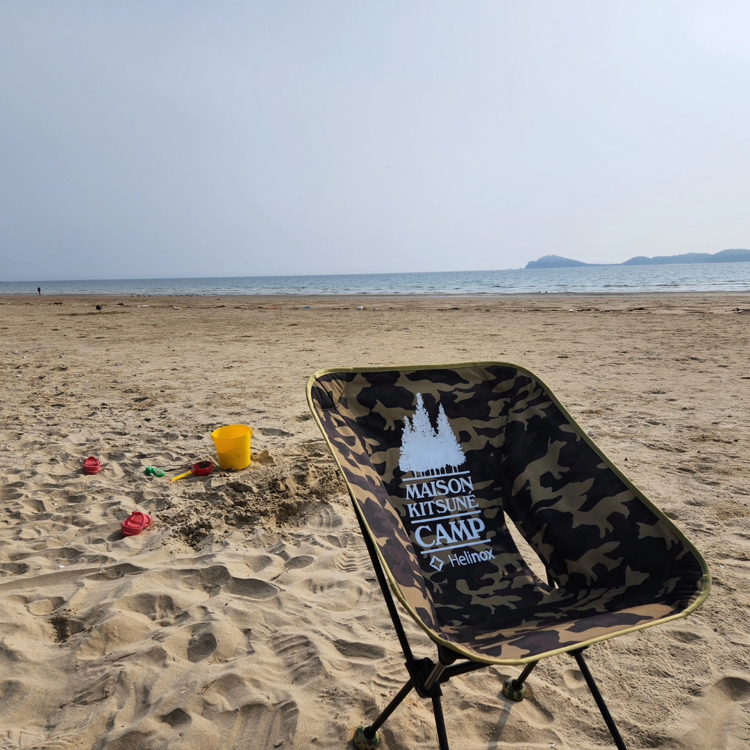 Helinox x Maison Kitsune Chair L MK Camo 착용 스타일 - 1