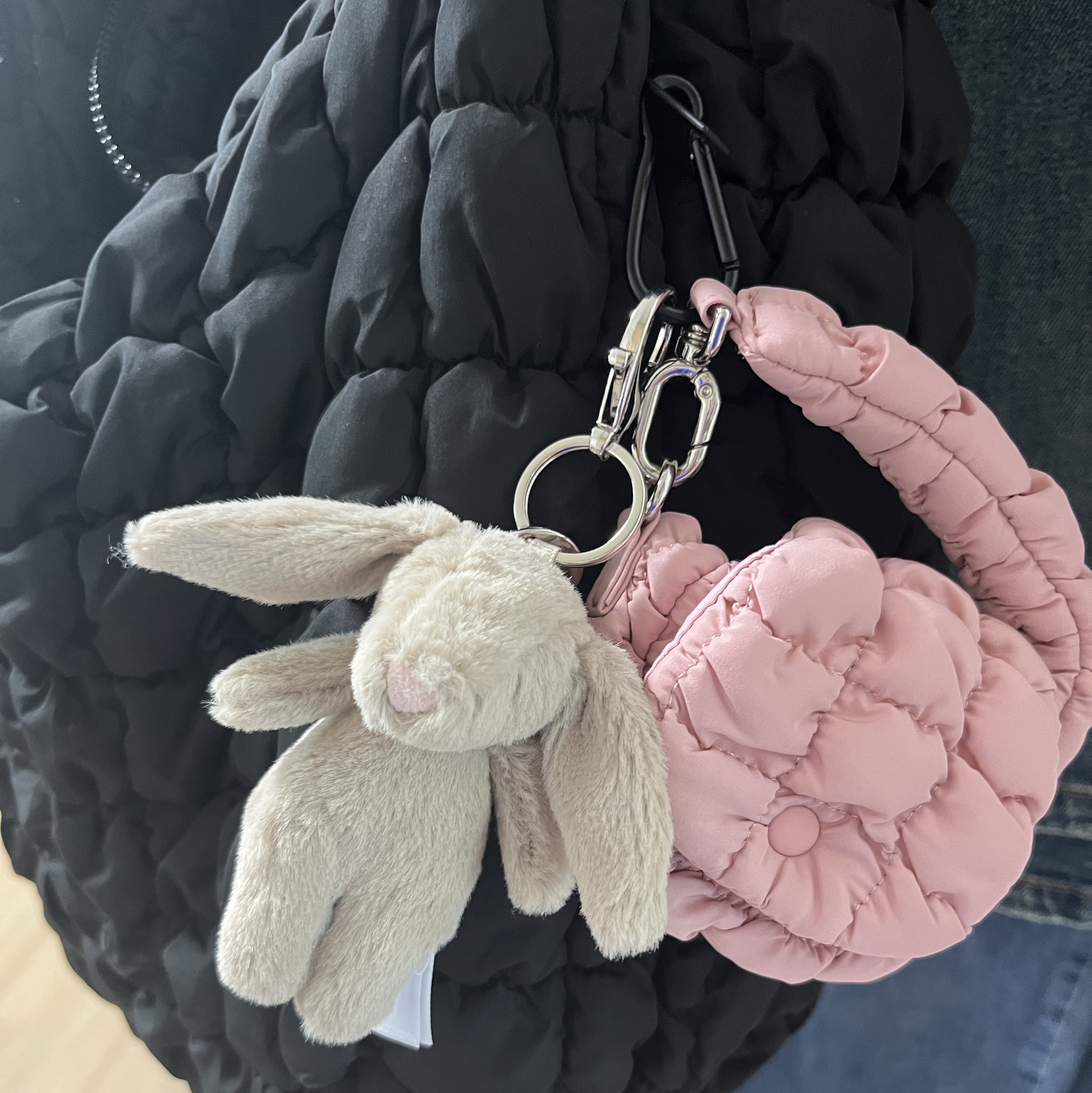 COS Quilted Nano Bag Pink, Jellycat Bashful Bunny Bag Charm Beige 착용 스타일