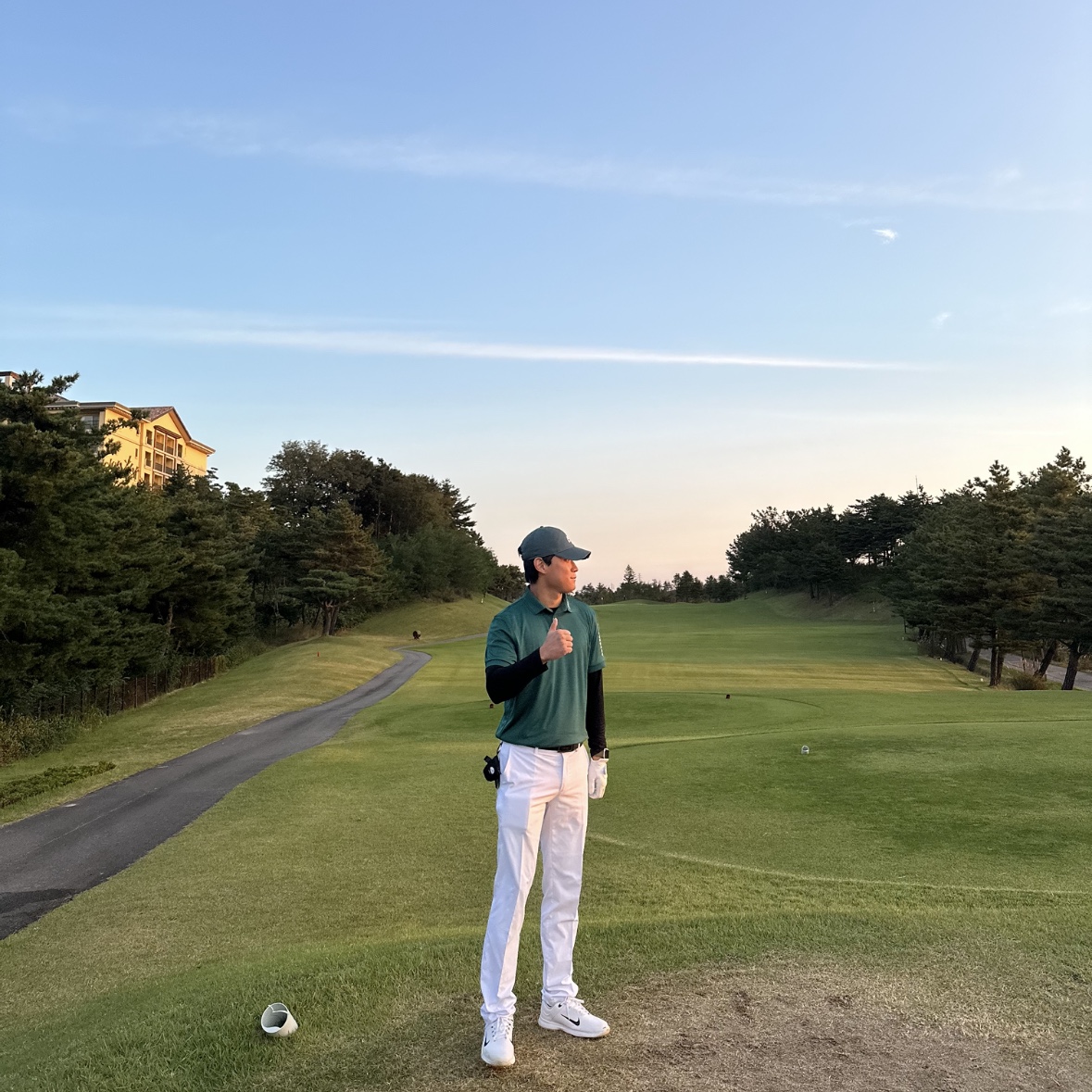 J.Lindeberg Tour Tech Regular Fit Polo Rain Forest Melange, Nike Heritage 86 Futura Washed Cap Faded Spruce 착용 스타일