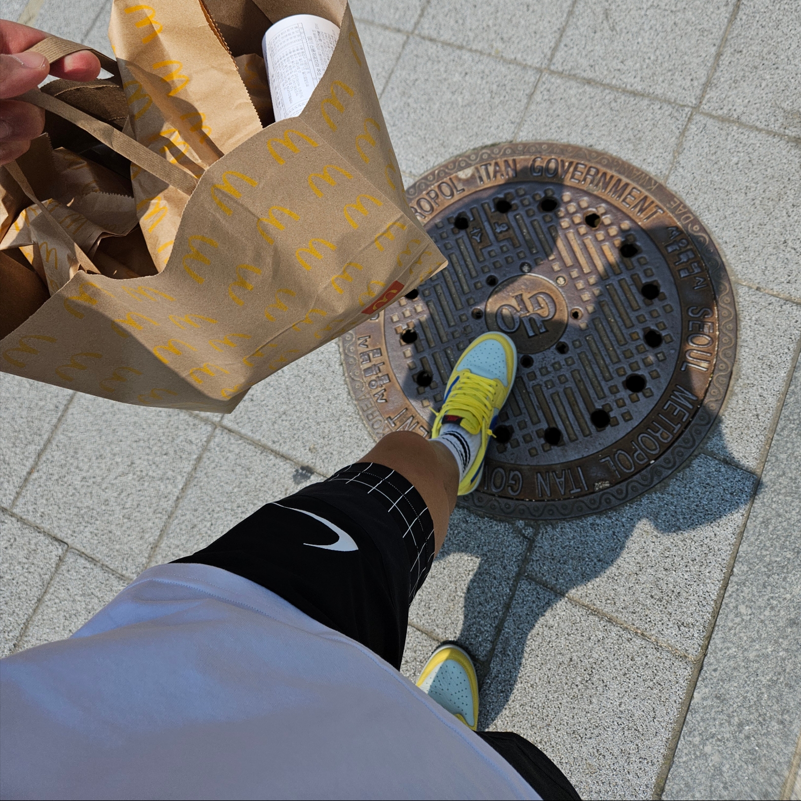Nike x Off-White NRG Shorts Black, (W) Jordan 1 x Travis Scott Retro Low OG SP Canary 착용 스타일