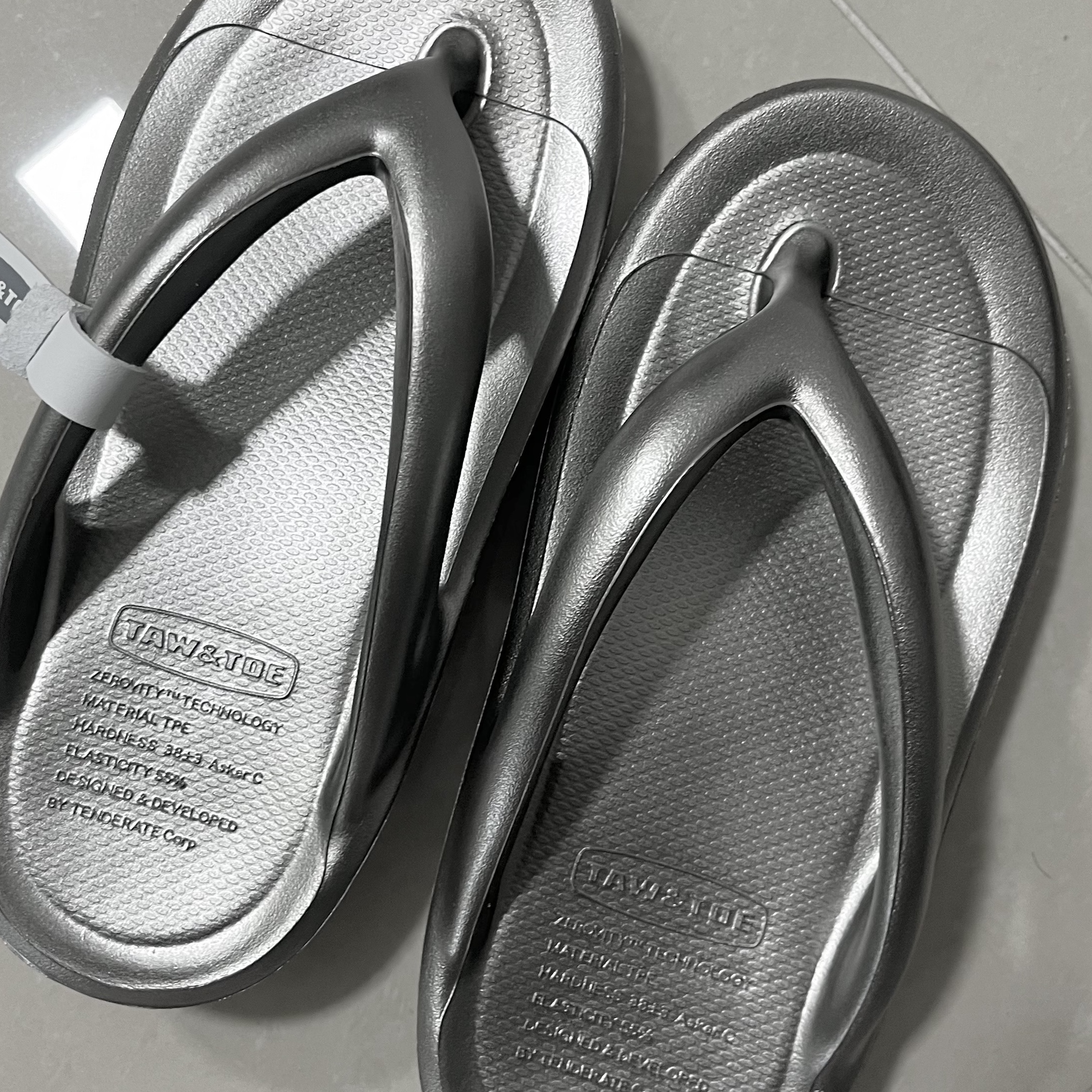 Taw&Toe Flip Flop Zerovity OG Light Silver 착용 스타일