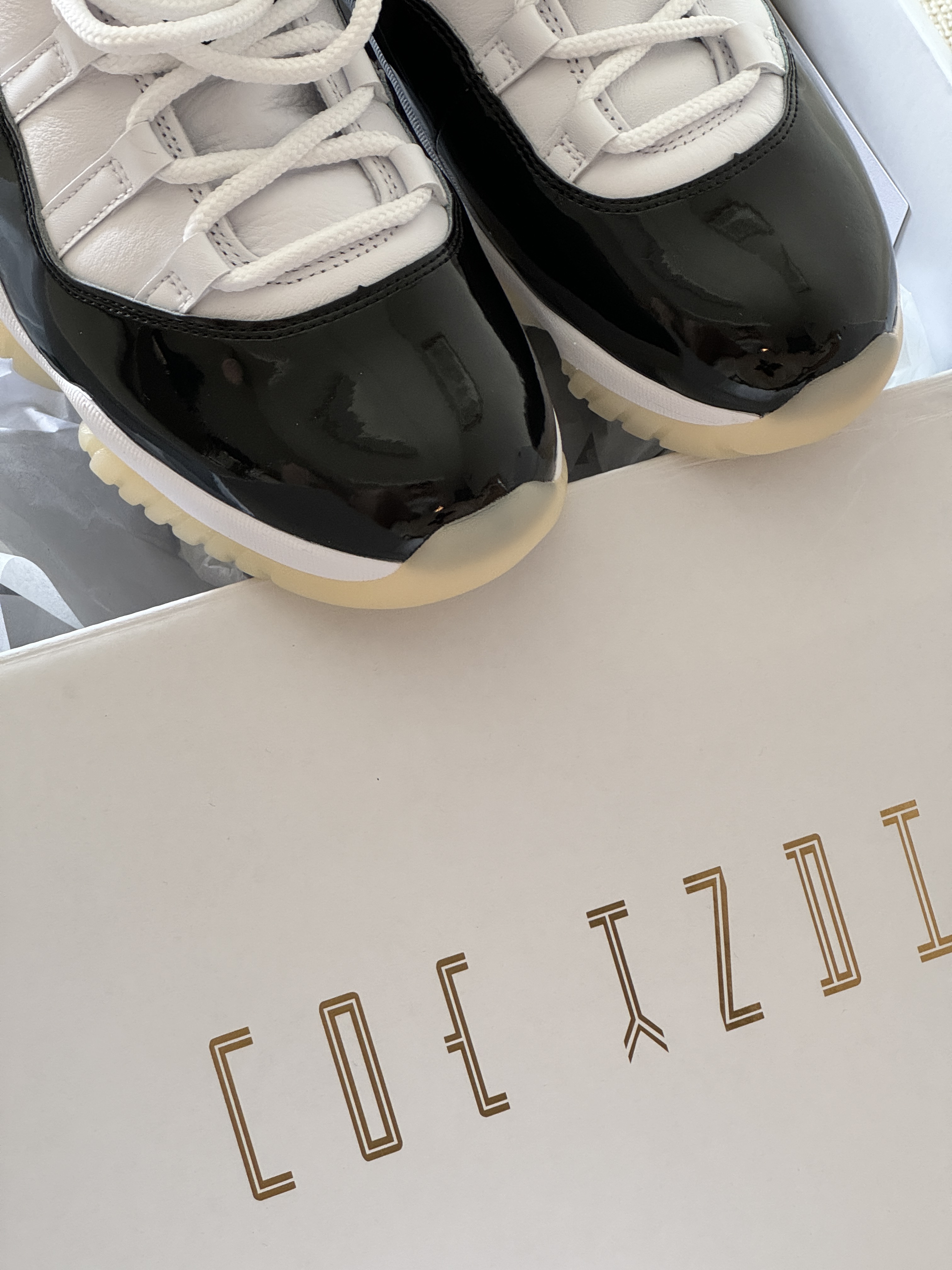Jordan 11 Retro Gratitude, Supreme Hanes Crew Socks White (4 Pack) 착용 스타일 - 2