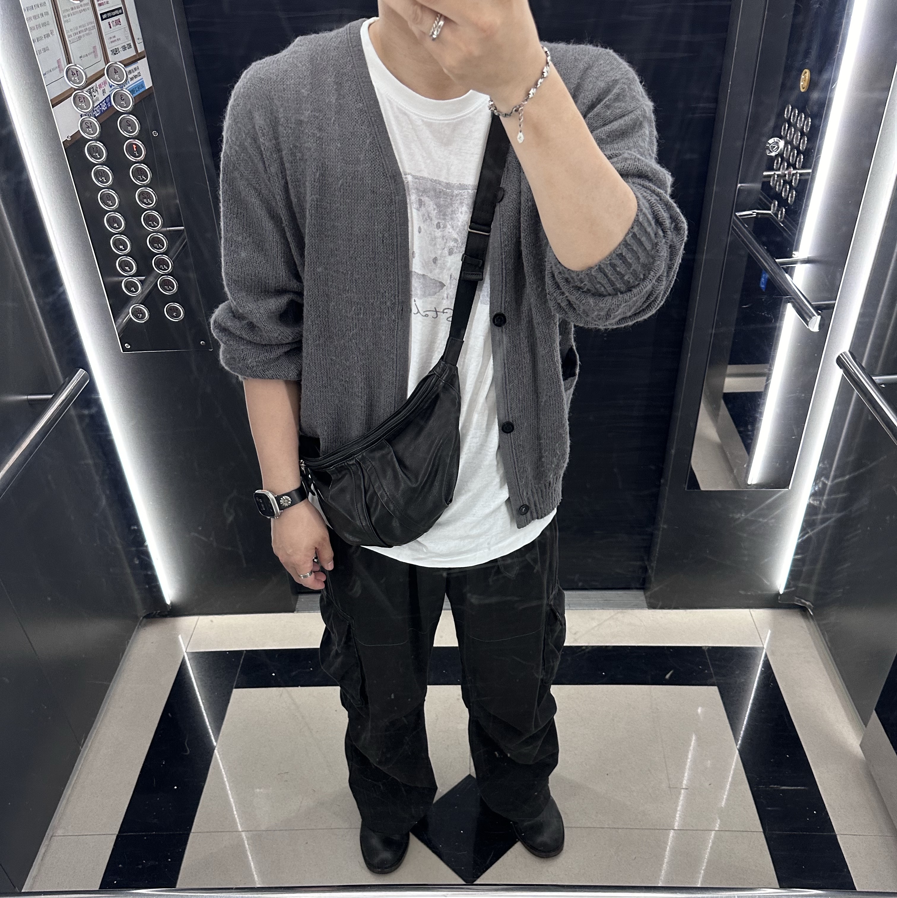 Polyteru HANK 1/2 Graphic T-Shirt 'Starmie' White, Polyteru Calf Bag Black Lambskin 착용 스타일