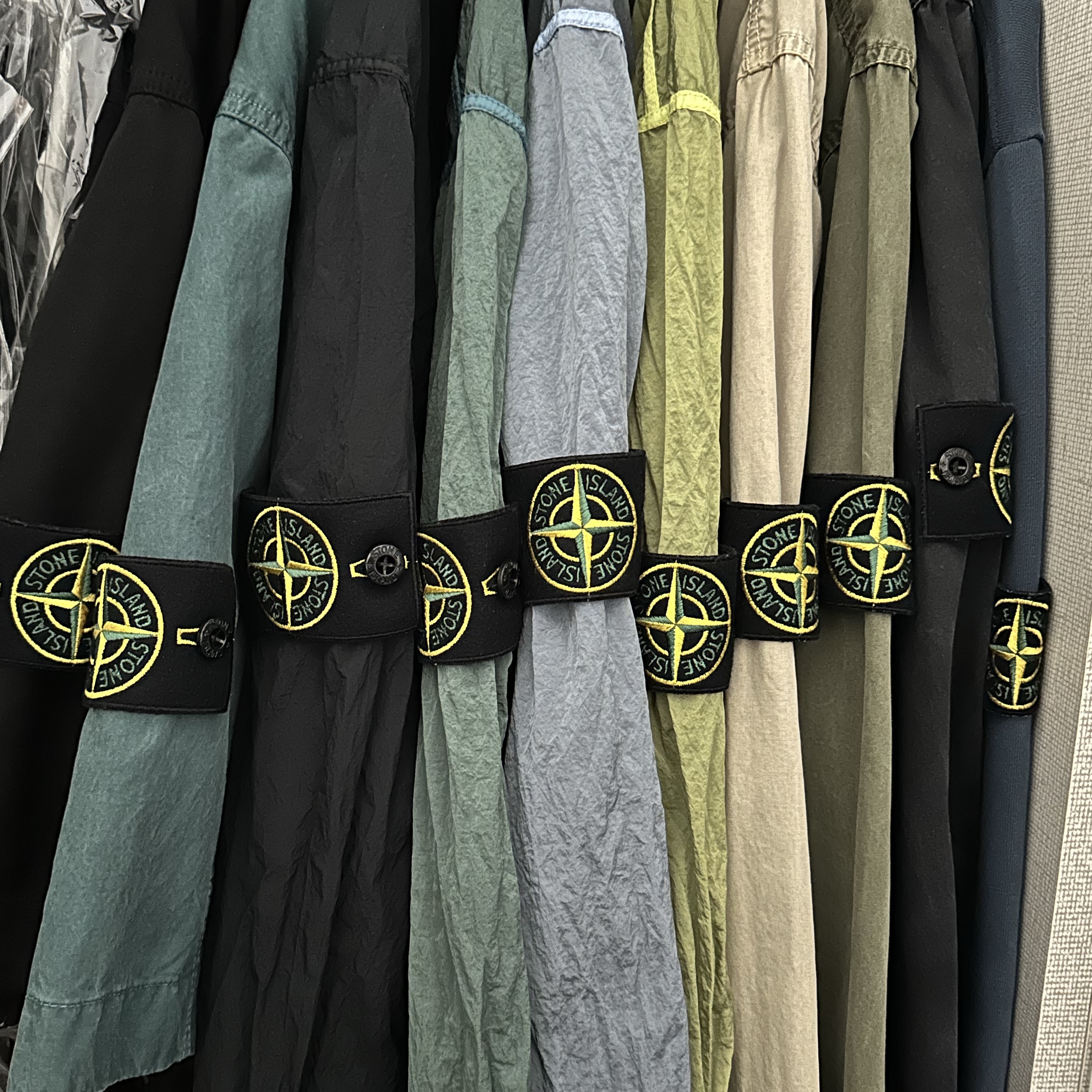 Stone Island 11219 Nylon Metal In Econyl Regenerated Nylon Overshirt Black - 24SS, Stone Island 11219 Nylon Metal In Econyl Regenerated Nylon Overshirt Lemon - 24SS 착용 스타일 - 2