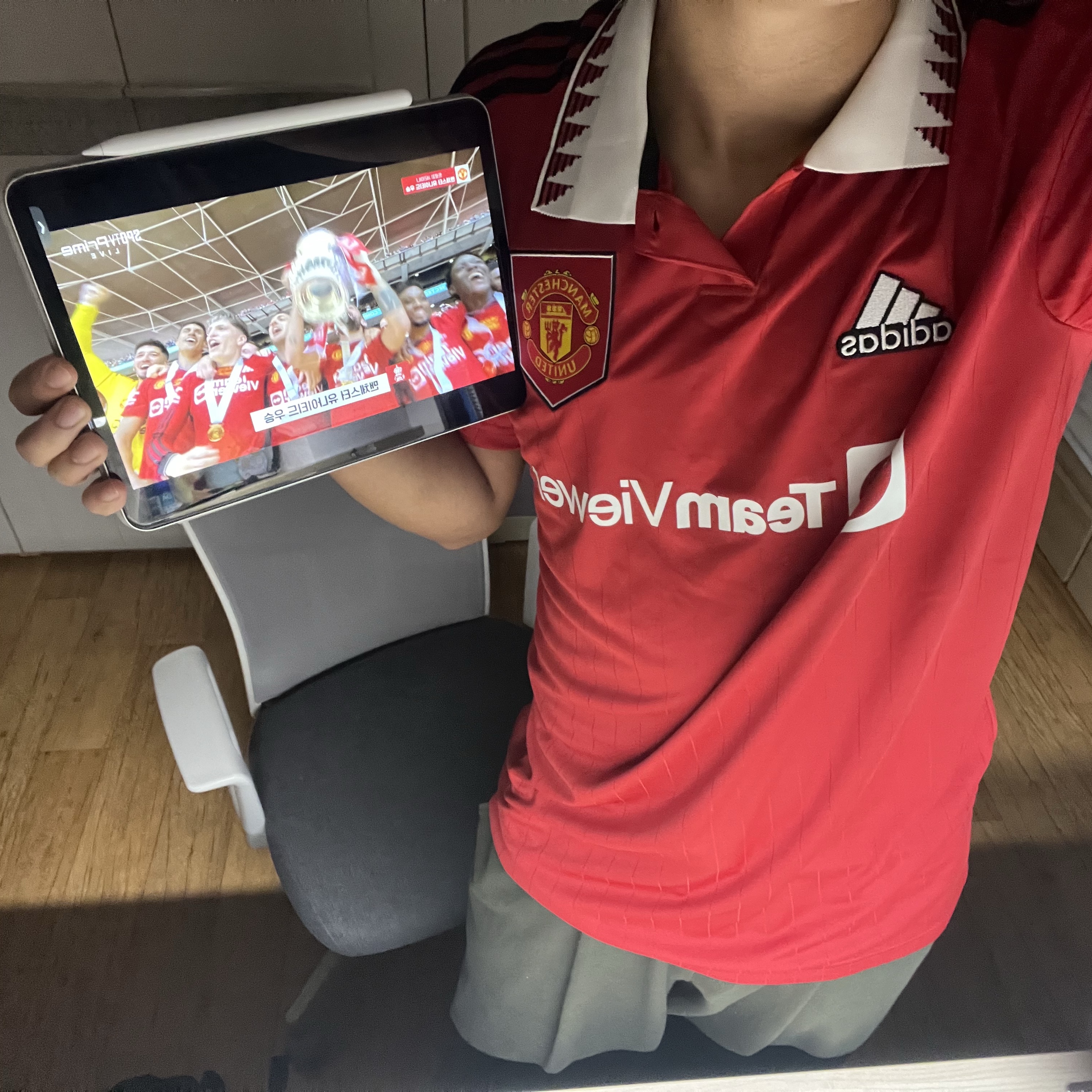 Adidas Manchester United 2022/23 Home Jersey Real Red - US Sizing (Non Marking Ver.) 착용 스타일