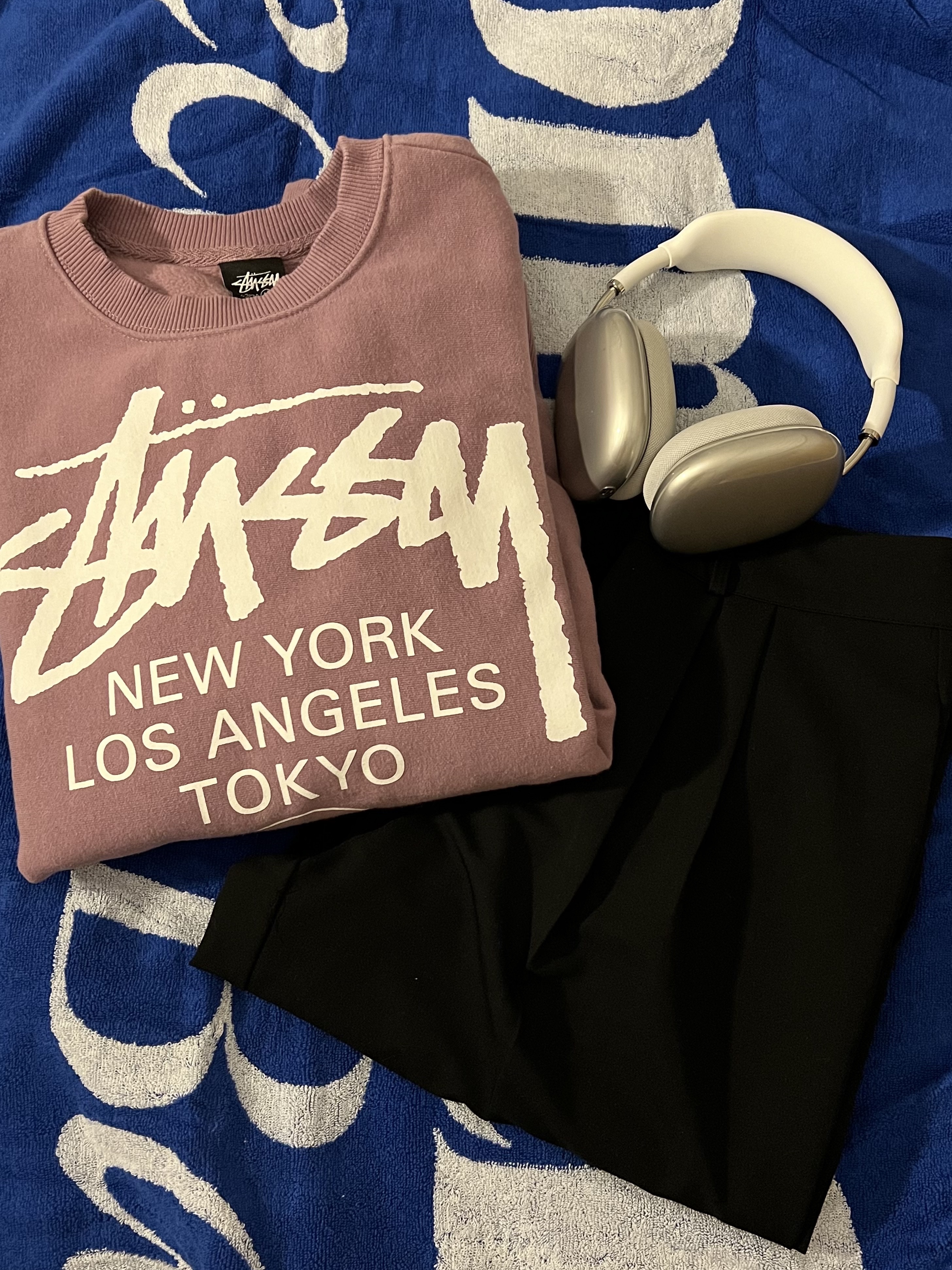 Stussy World Tour Crew Orchid 2022, Apple AirPods Max Lightning Silver (Korean Ver.) 착용 스타일 - 2