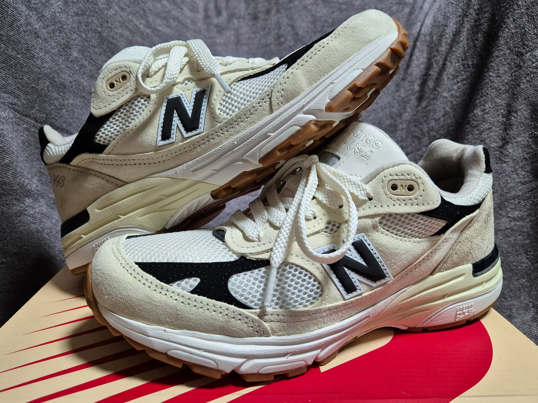 New Balance 993 Made in USA Sea Salt Black 착용 스타일 - 4