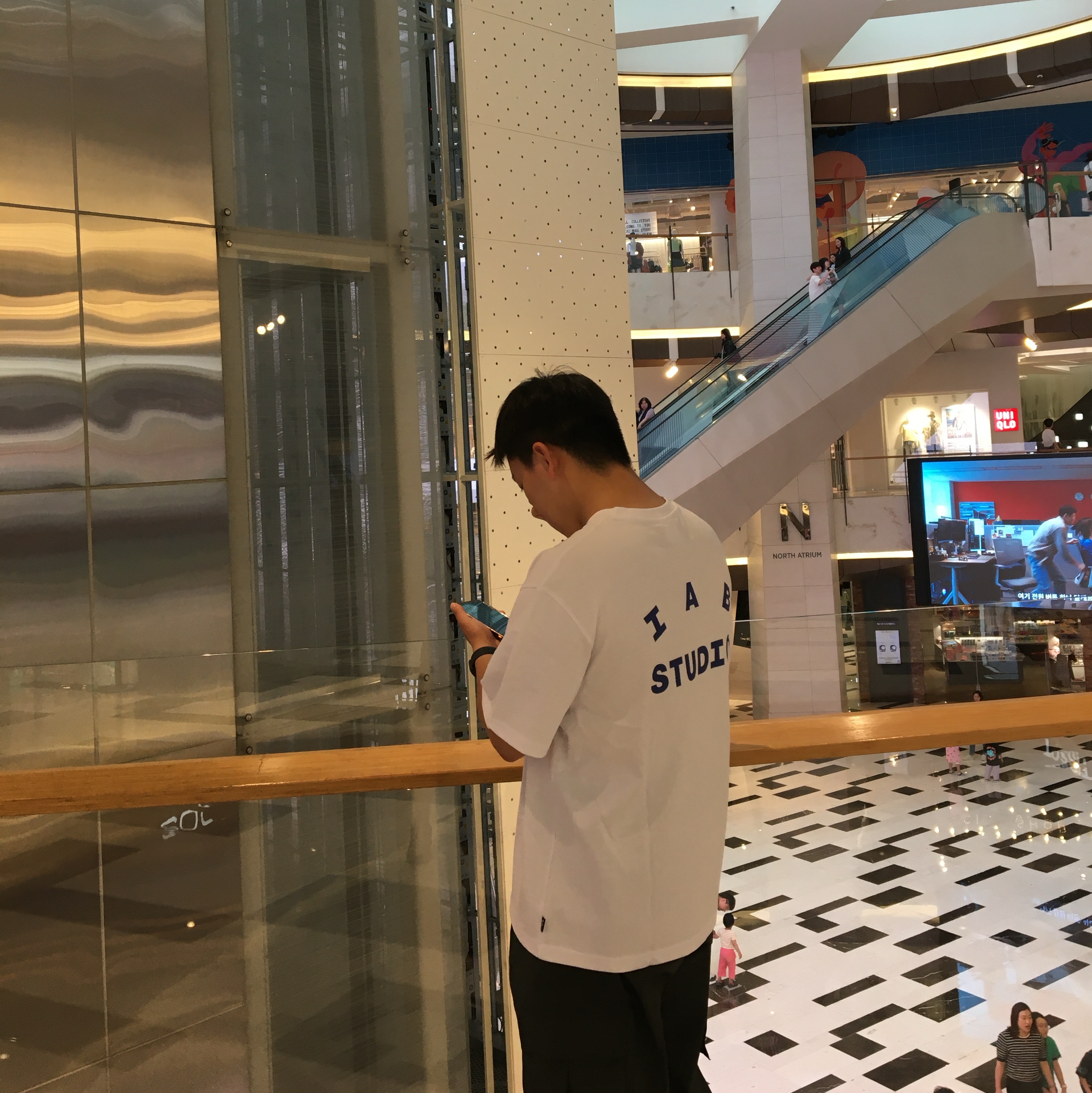 IAB Studio T-Shirt White Navy - 22FW 착용 스타일