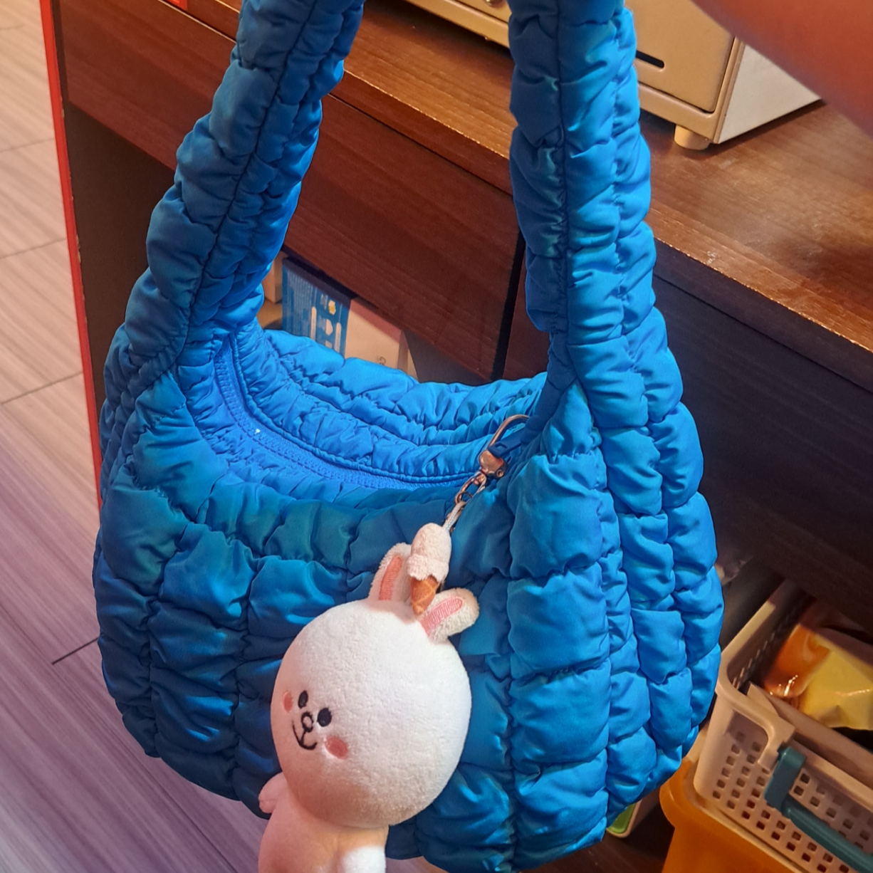COS Quilted Mini Bag Bright Turquoise 착용 스타일