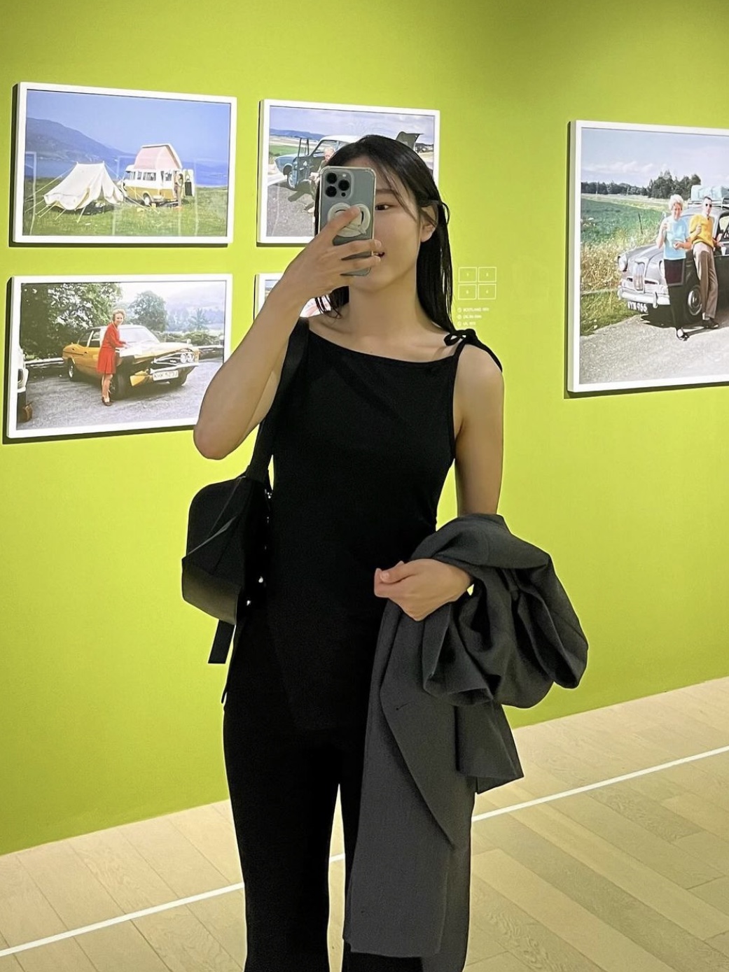 Yunse Women Olive Sleeveless Top Black 착용 스타일 - 2