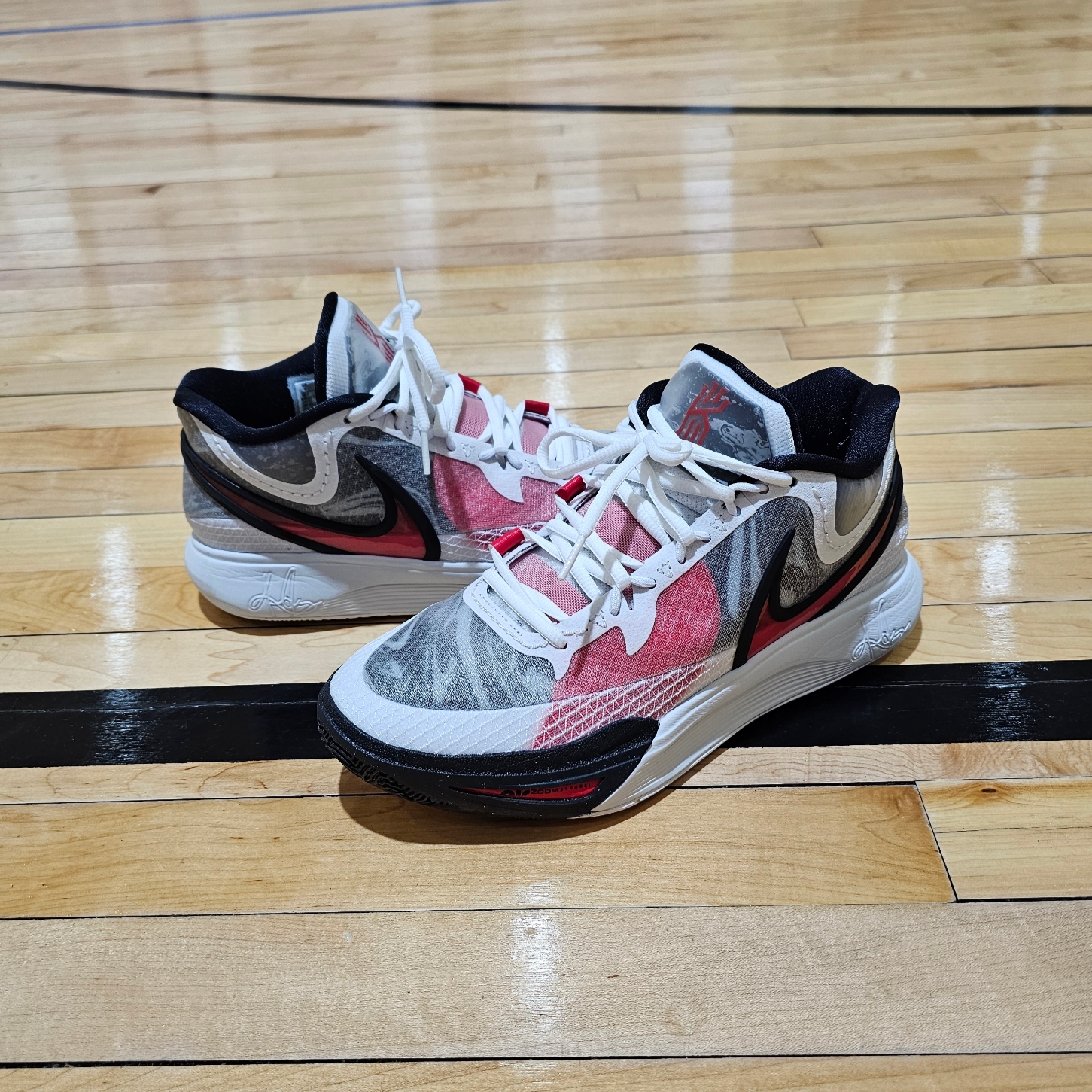 Nike Kyrie 8 White University Red 착용 스타일 - 3