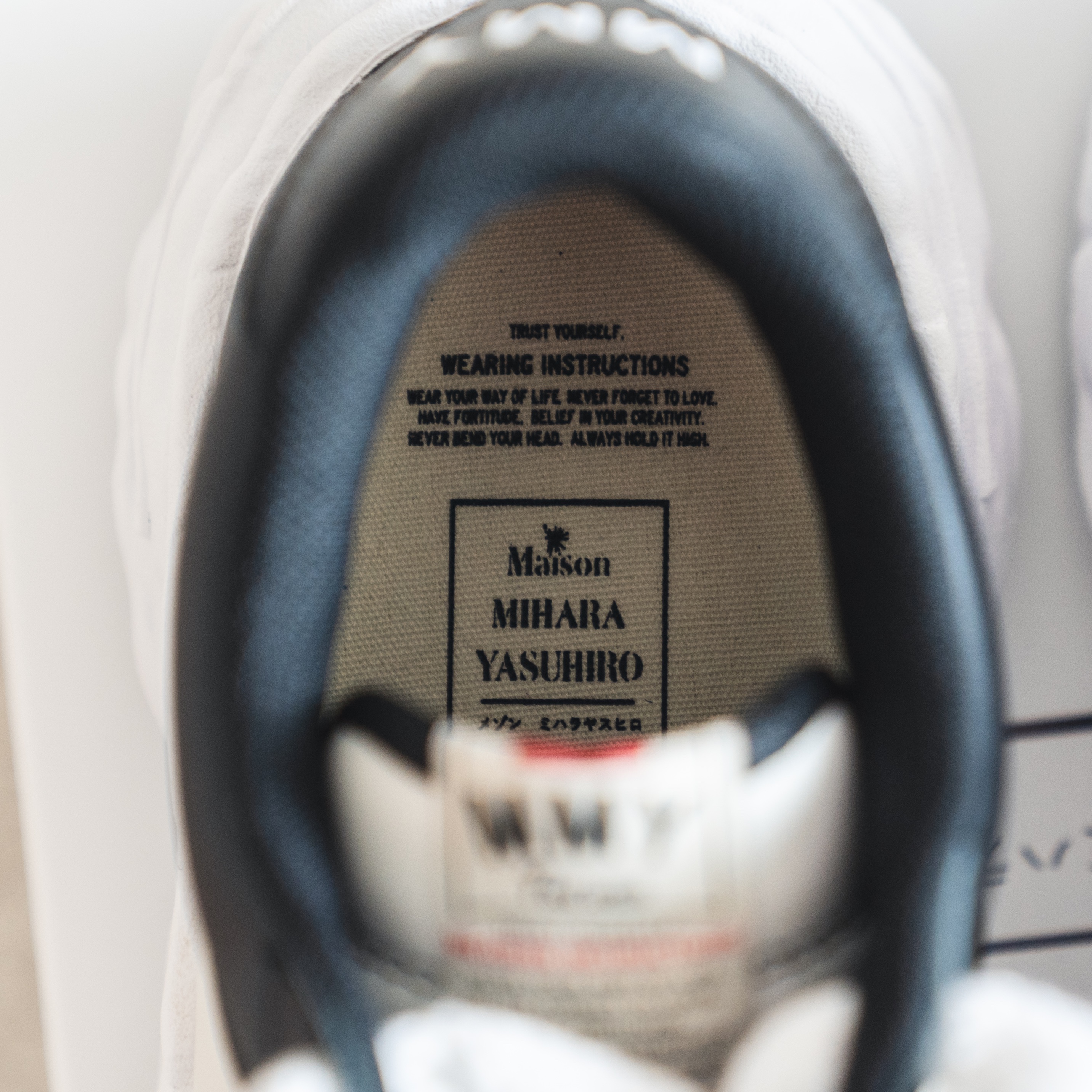 Maison Mihara Yasuhiro Wayne OG Sole Leather Low-top Sneakers Black White 착용 스타일 - 6