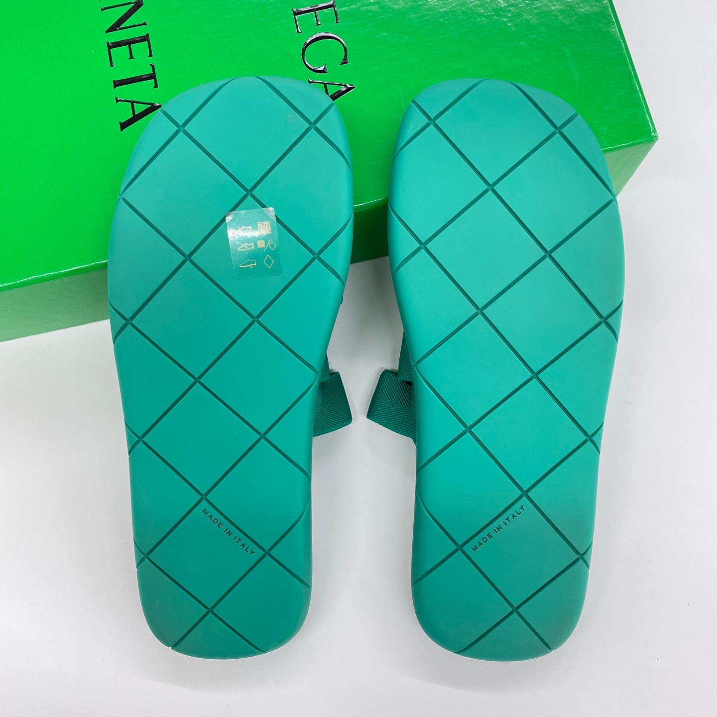 Bottega Veneta Plat Mule Acid Turquoise 착용 스타일 - 4