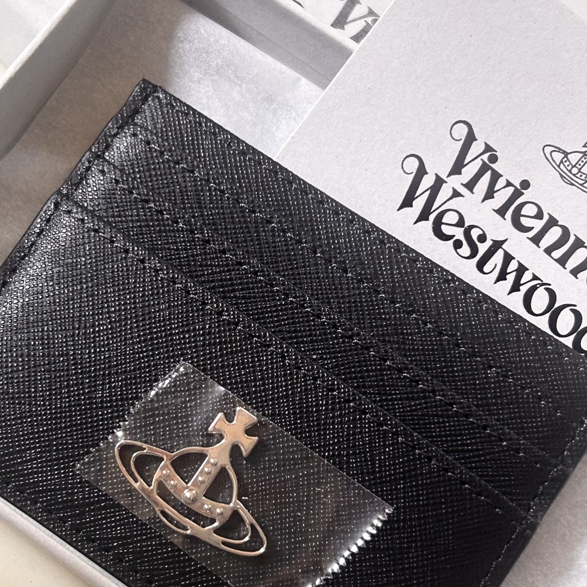 Vivienne Westwood Logo Card Holder Black 착용 스타일
