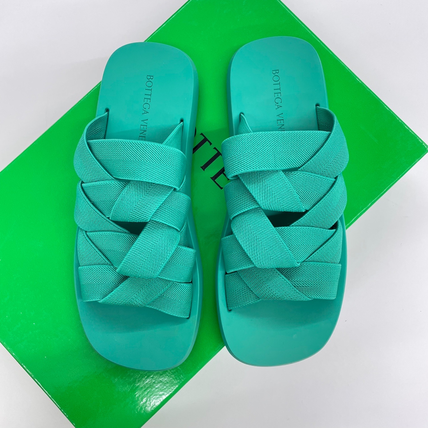 Bottega Veneta Plat Mule Acid Turquoise 착용 스타일 - 1