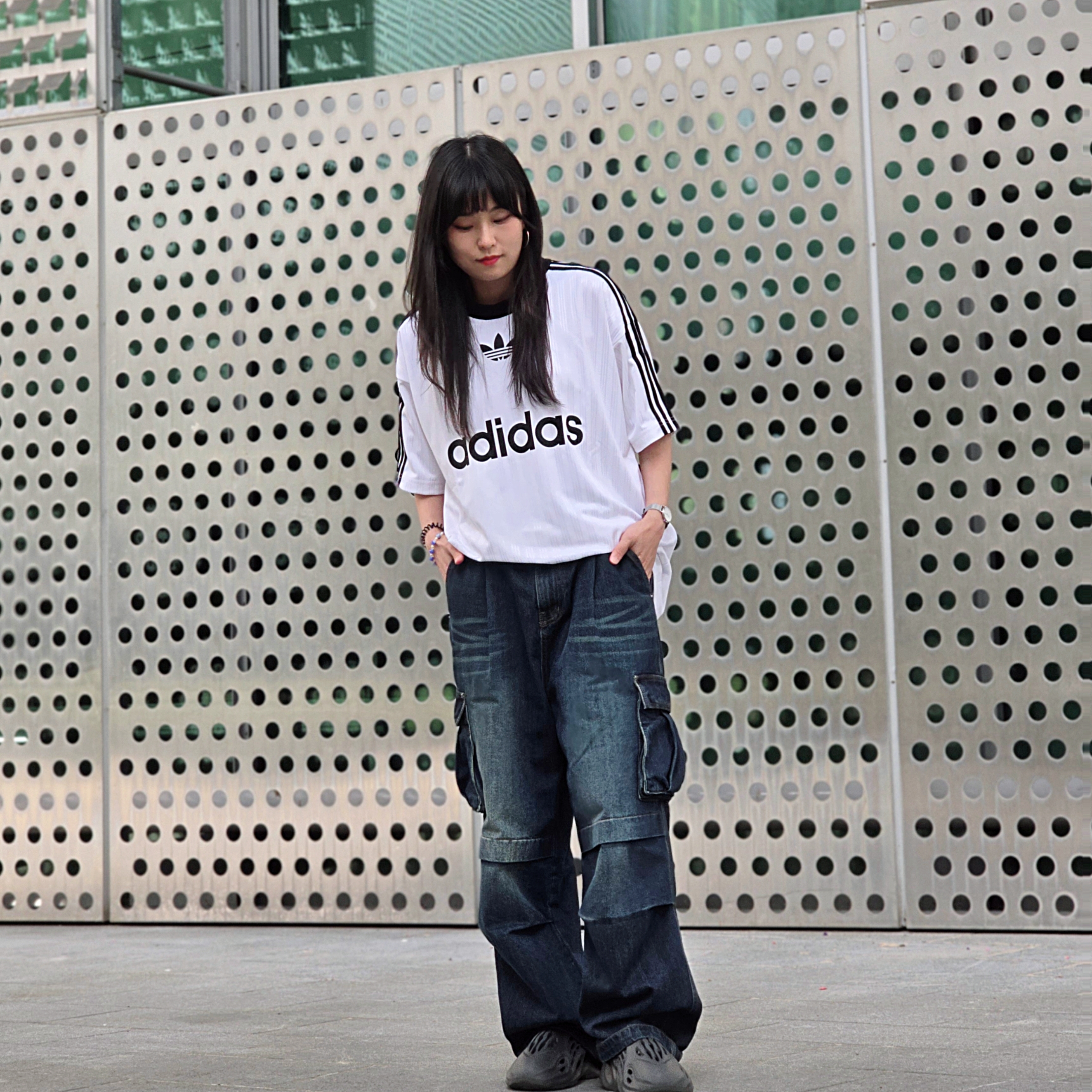 Adidas Adicolor T-Shirt White Black - KR Sizing, Adidas Yeezy Foam RNNR Onyx 착용 스타일 - 2