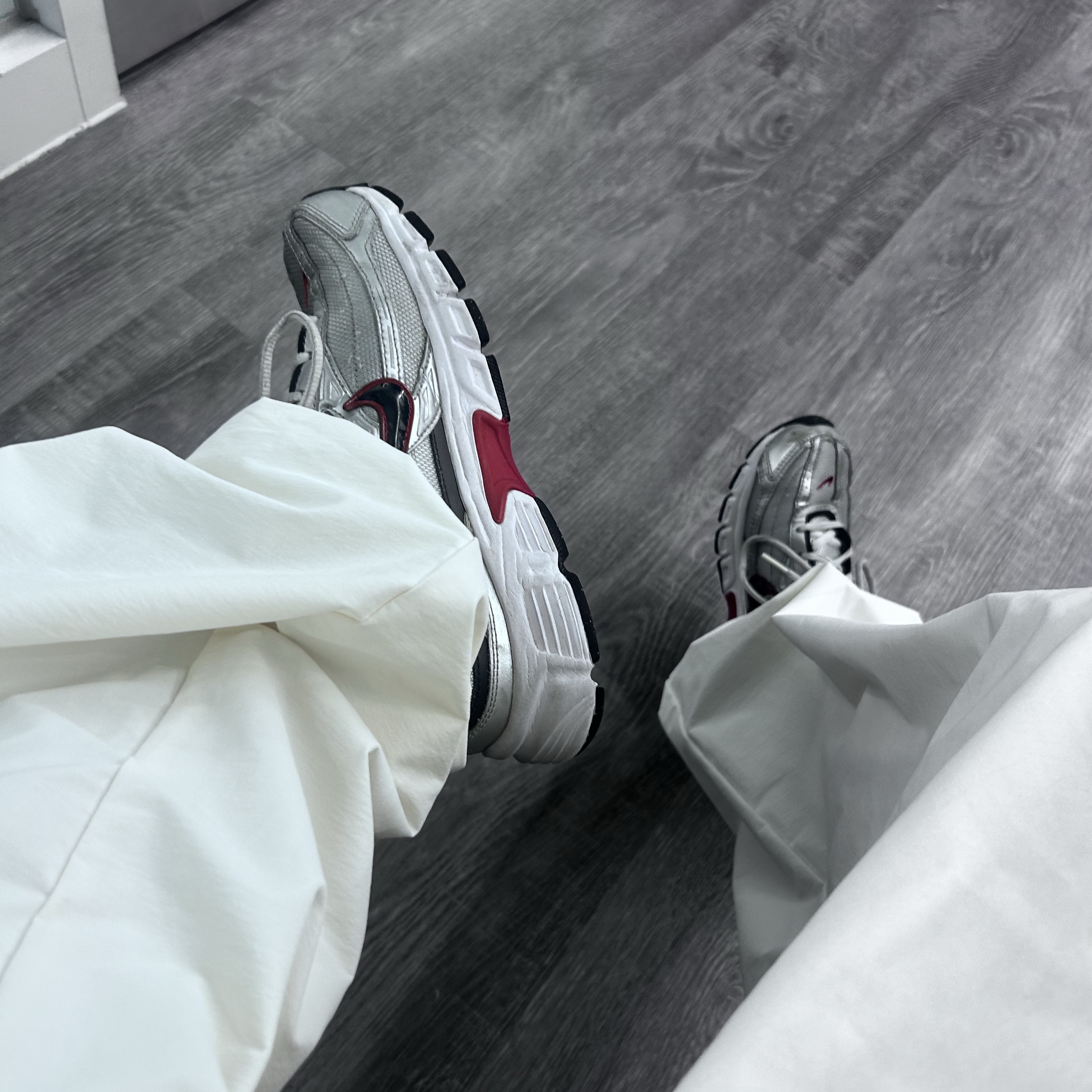Nike Initiator Metallic Silver Black 착용 스타일