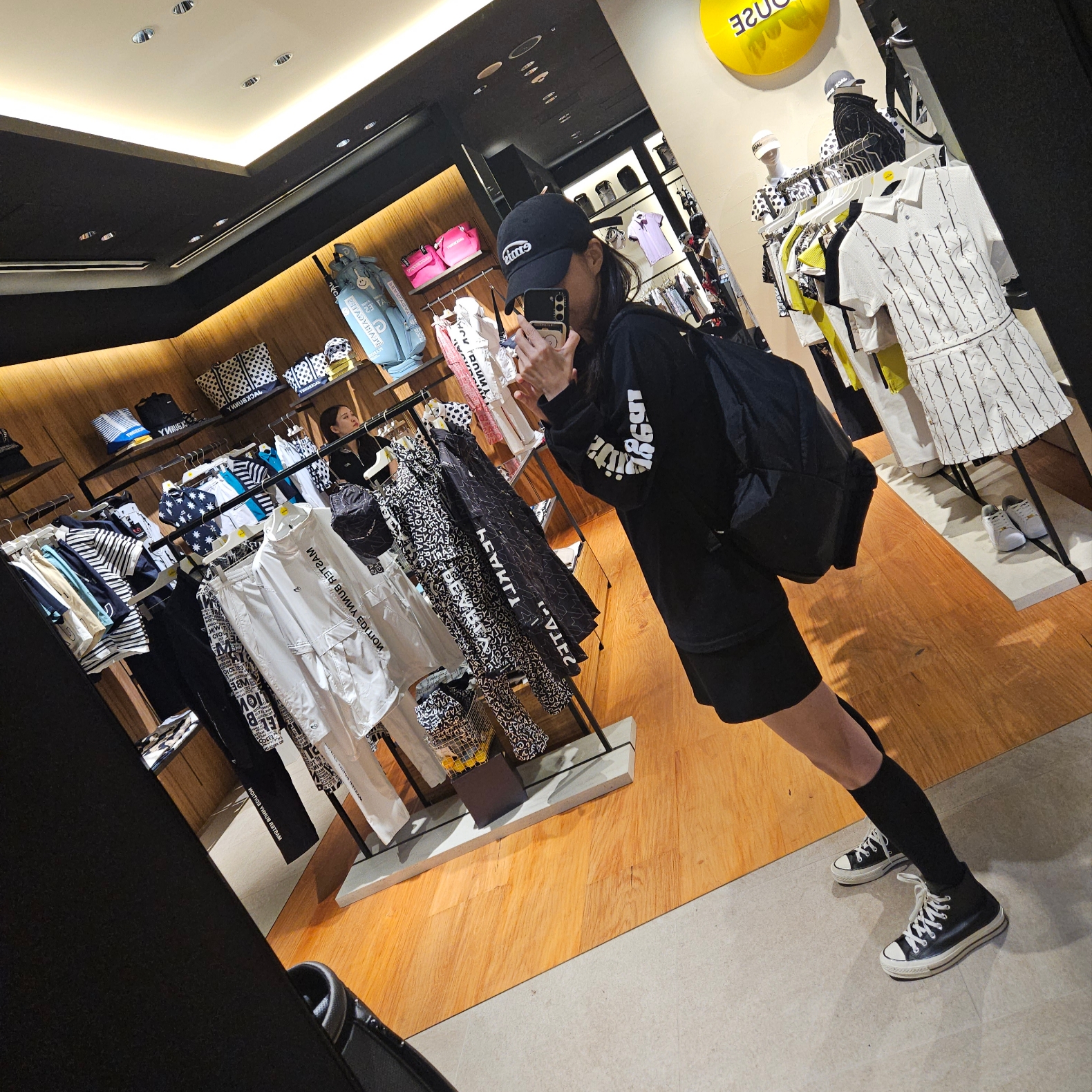 Gentle Monster x Maison Margiela MM110 Black Black, Saint Laurent Niki Medium Chain Bag in Patent Leather Black 착용 스타일 - 2