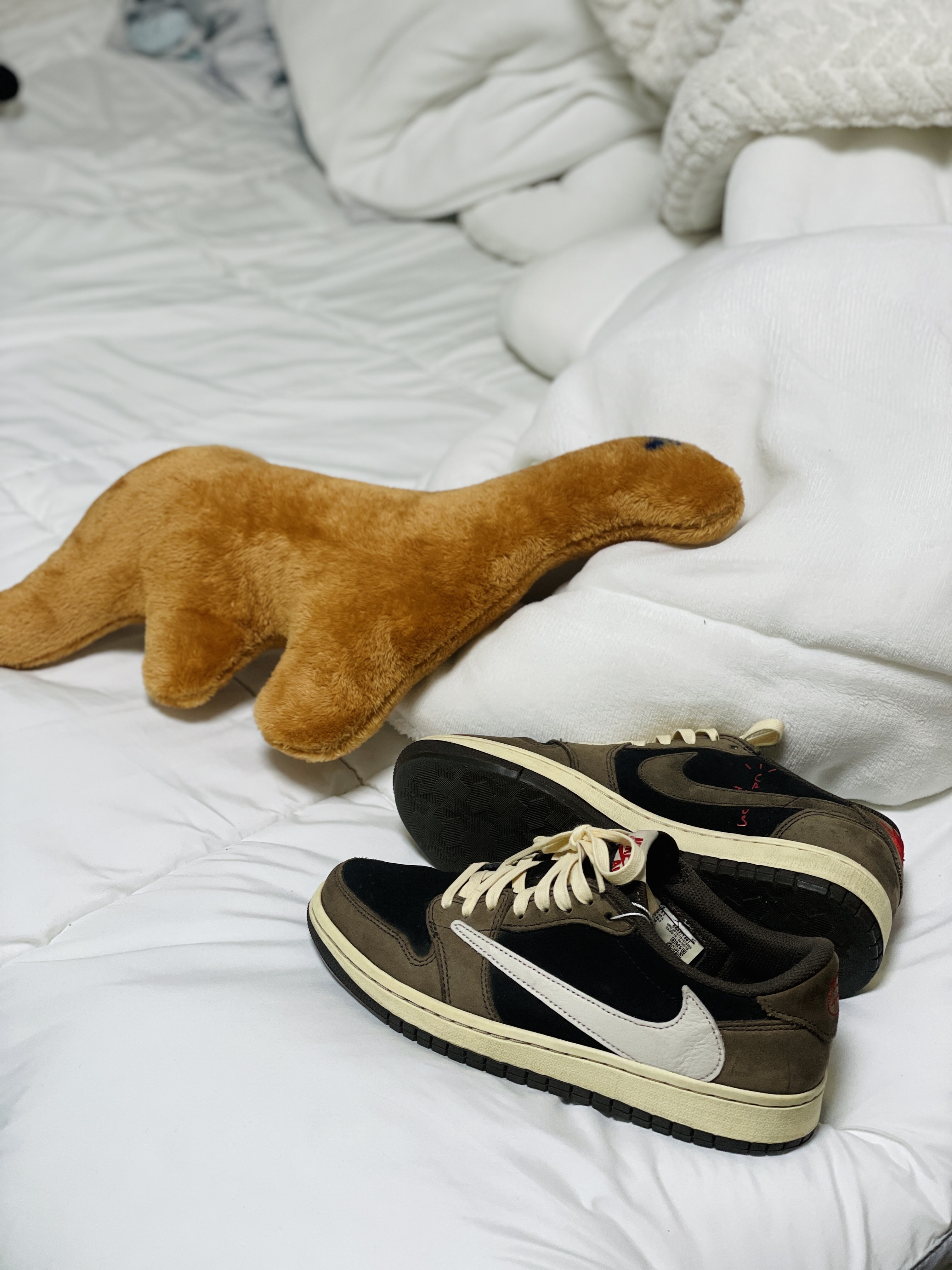 Jordan 1 x Travis Scott Retro Low OG SP Mocha 착용 스타일 - 1