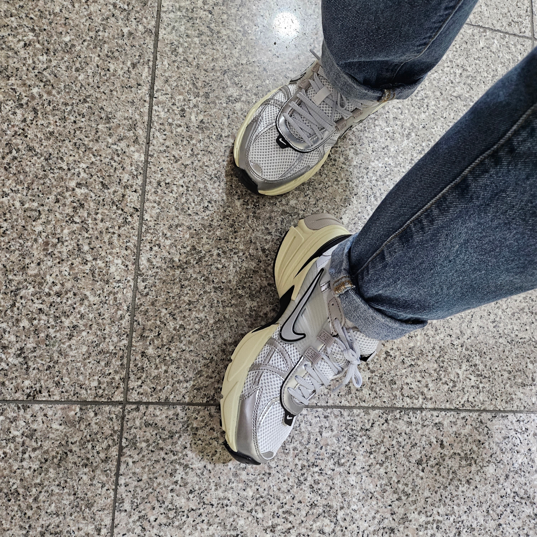 Nike V2K Run Summit White Metallic Silver 착용 스타일 - 2