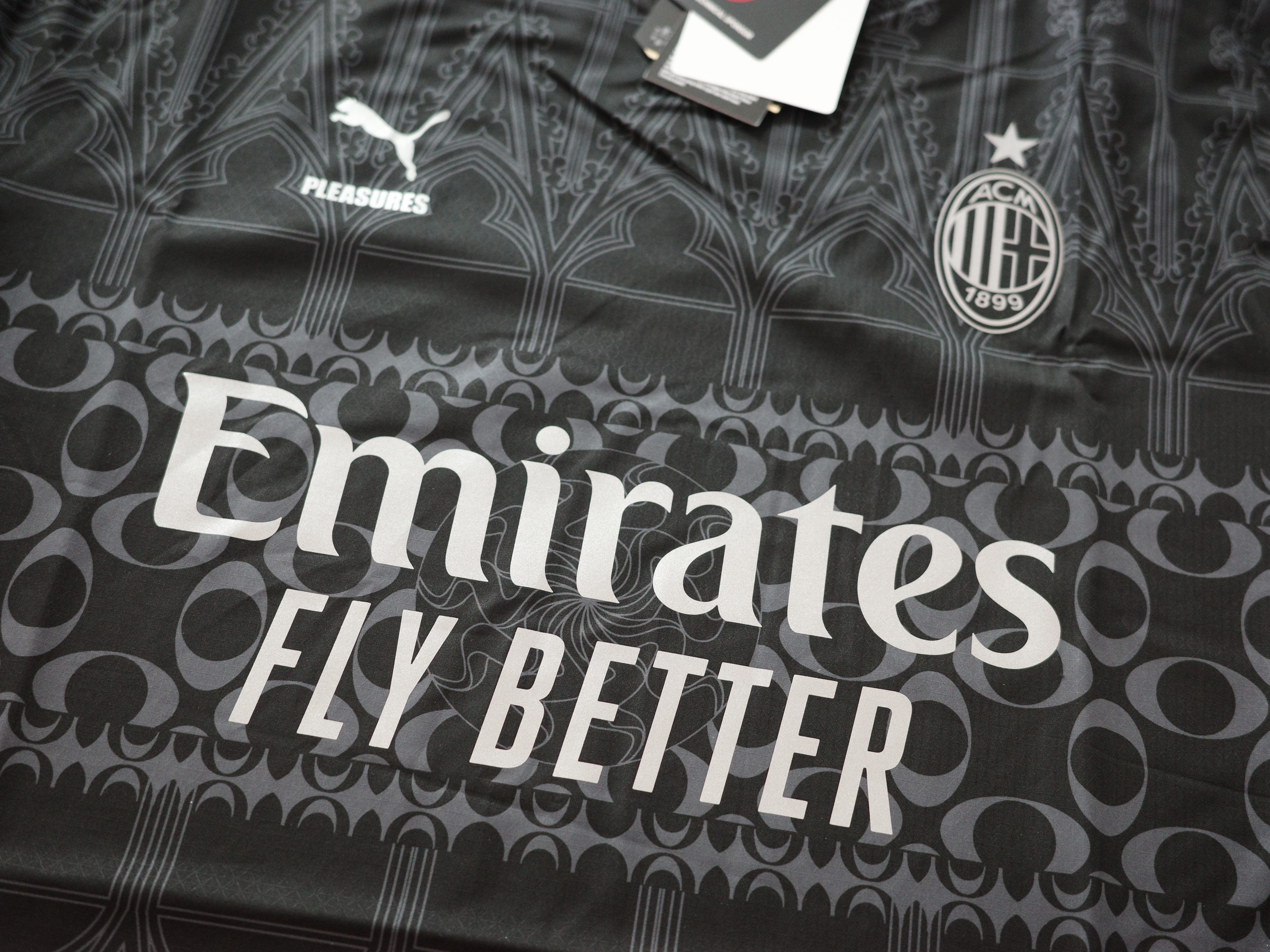 Puma x Pleasures AC Milan  2023/24 4th Jersey Authentic Puma Black Asphalt (Non Marking Ver.) 착용 스타일 - 1