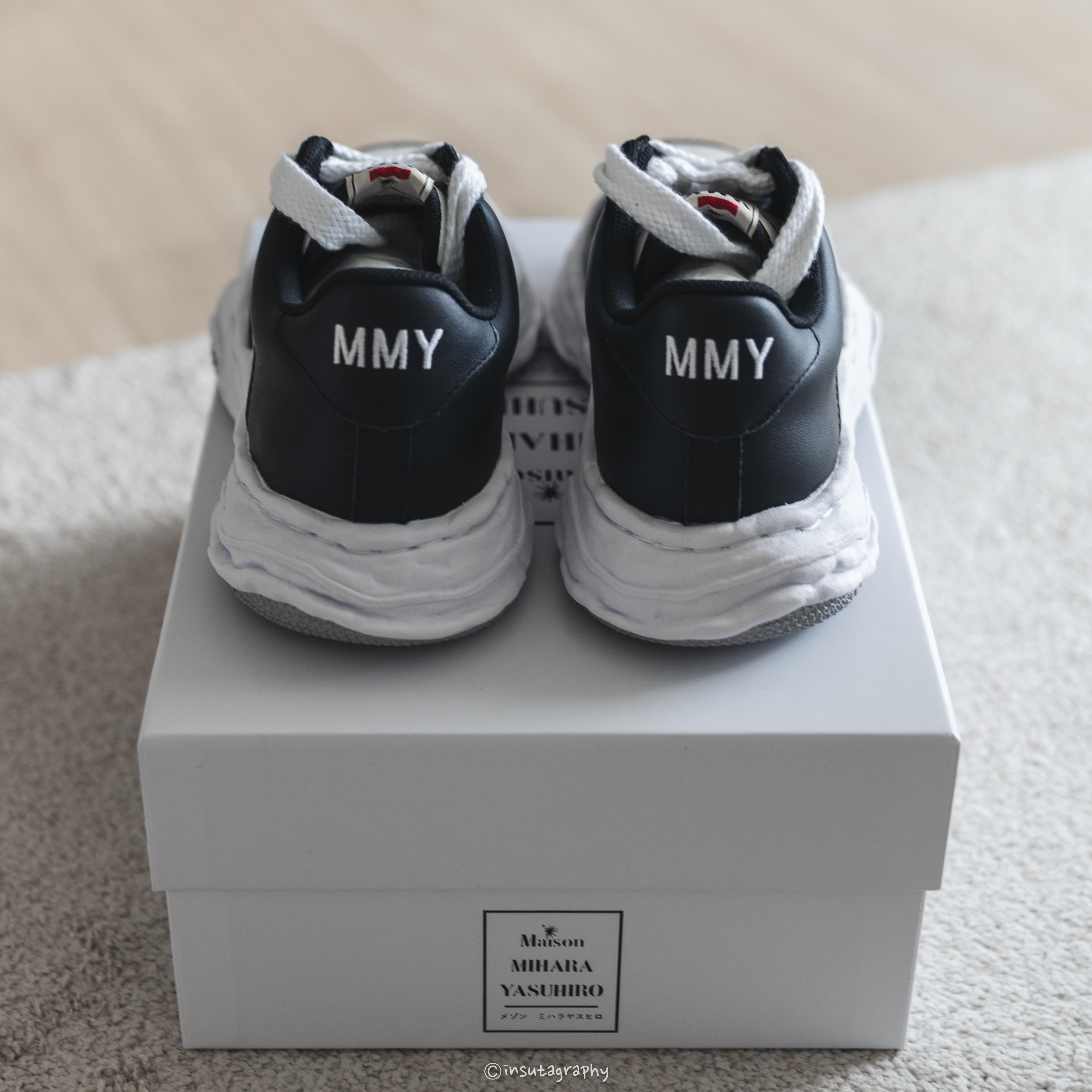 Maison Mihara Yasuhiro Wayne OG Sole Leather Low-top Sneakers Black White 착용 스타일 - 4
