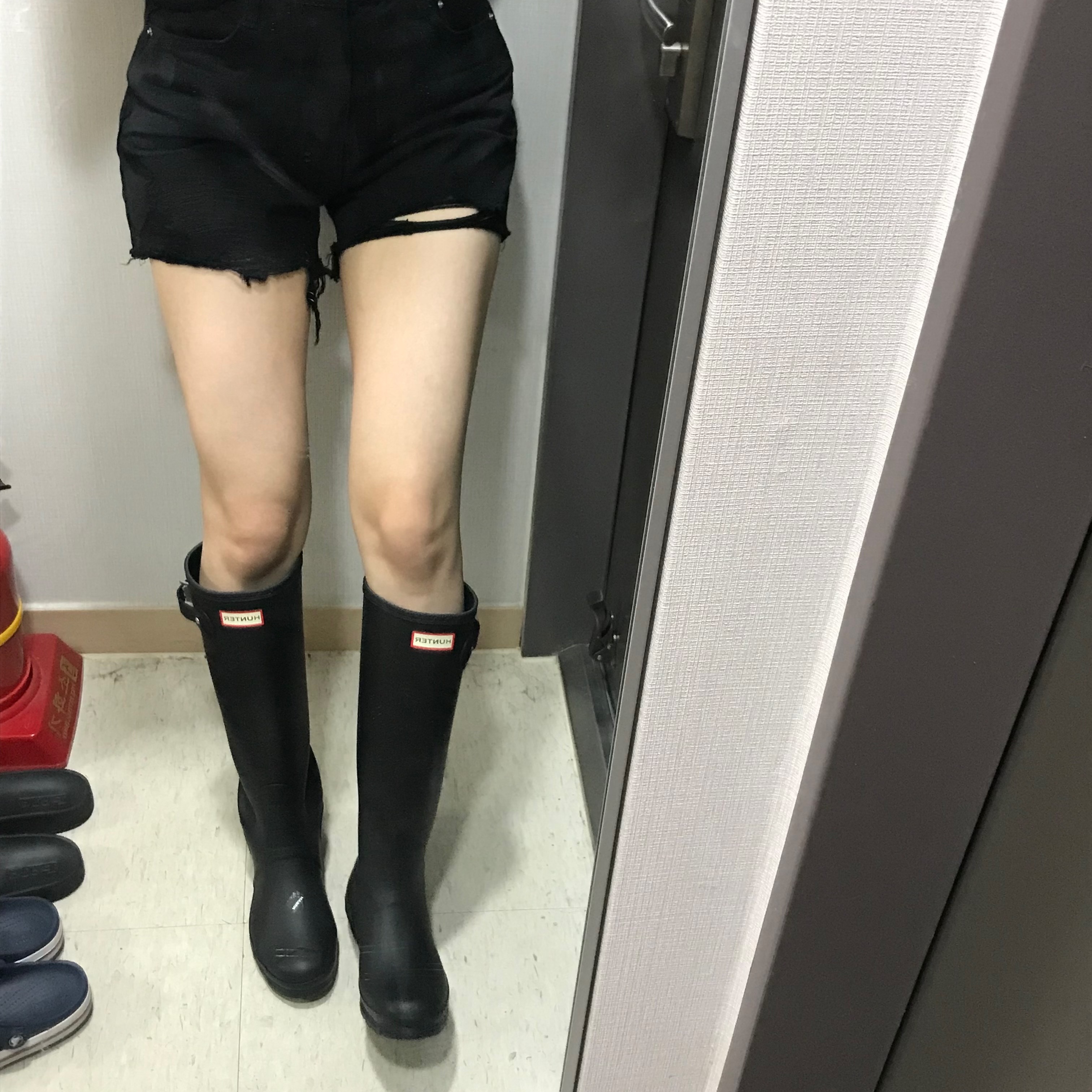 (W) Hunter Original Tall Rain Boots Black 착용 스타일 - 2